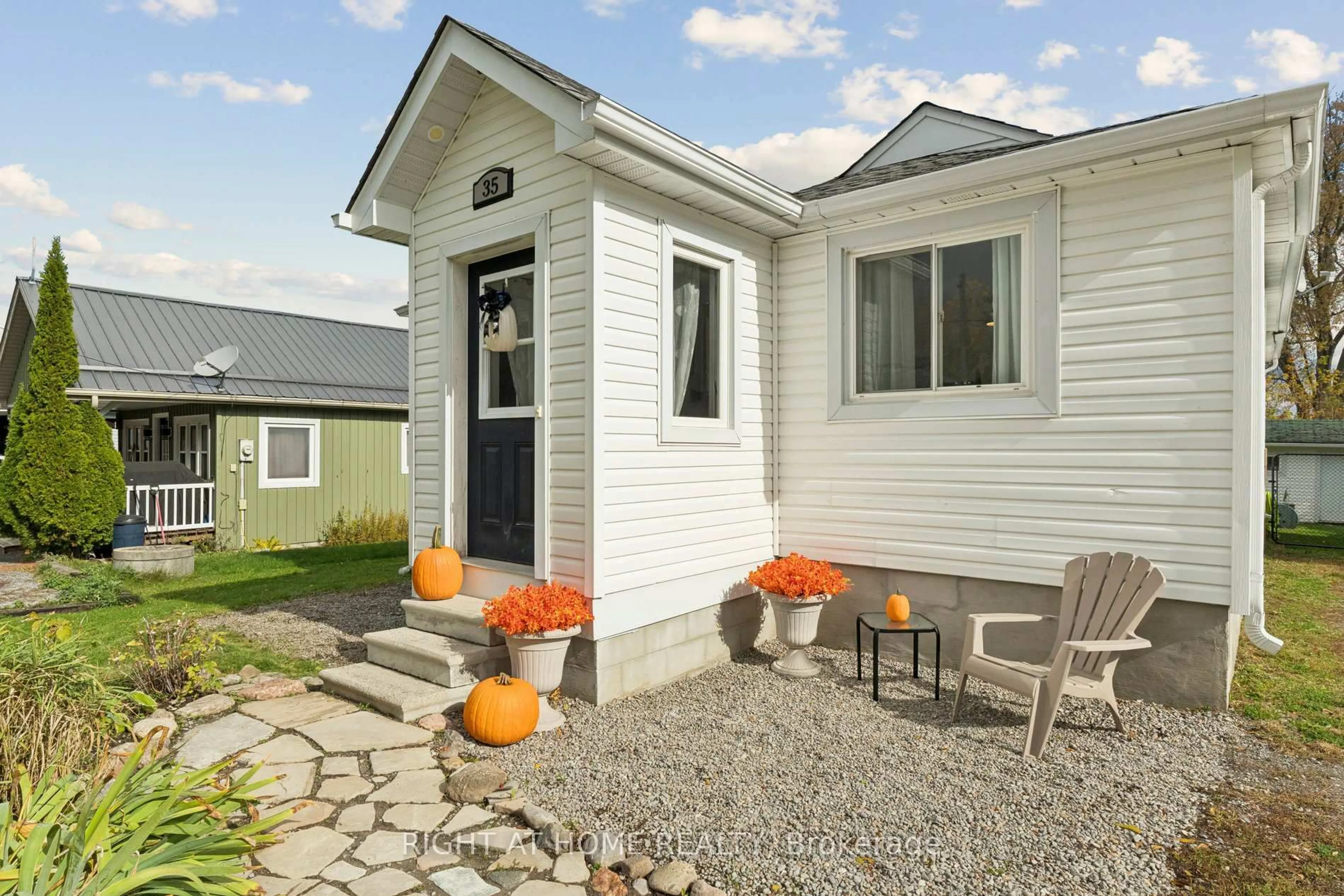 Unknown for 35 Lakeview Ave, Scugog Ontario L0B 1E0