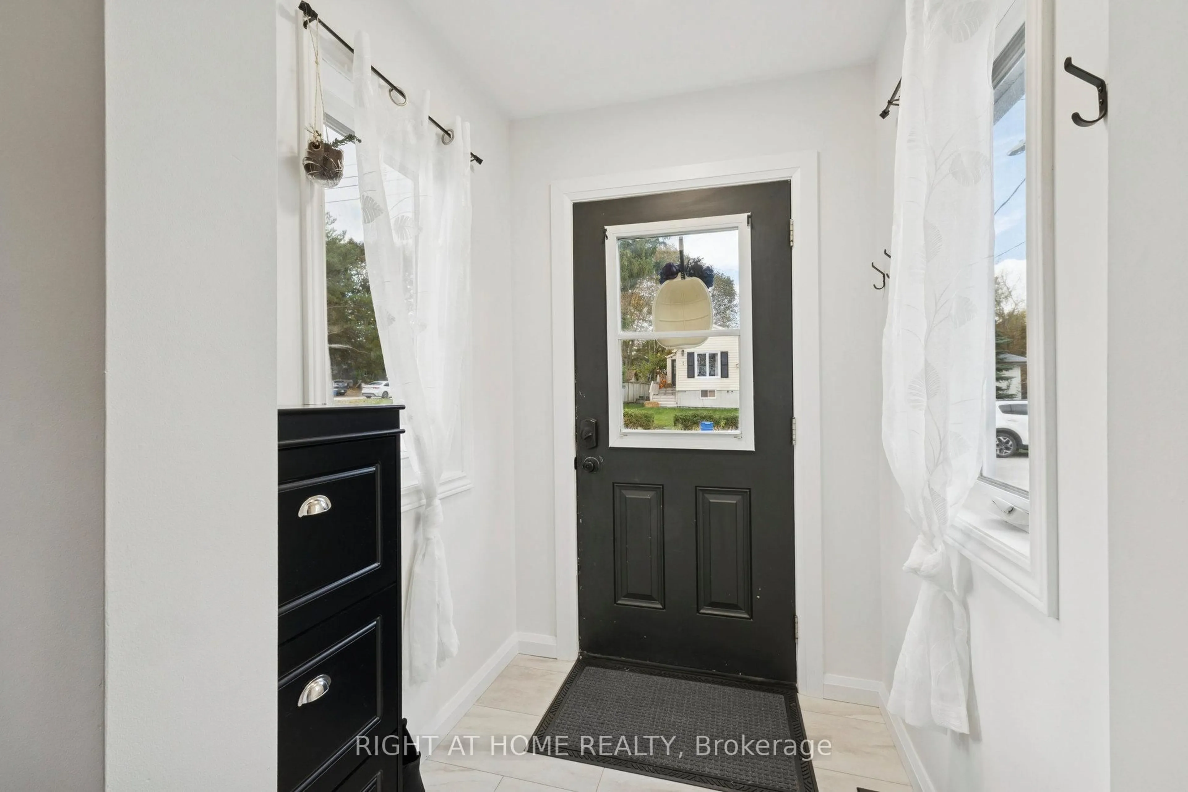 Indoor entryway for 35 Lakeview Ave, Scugog Ontario L0B 1E0
