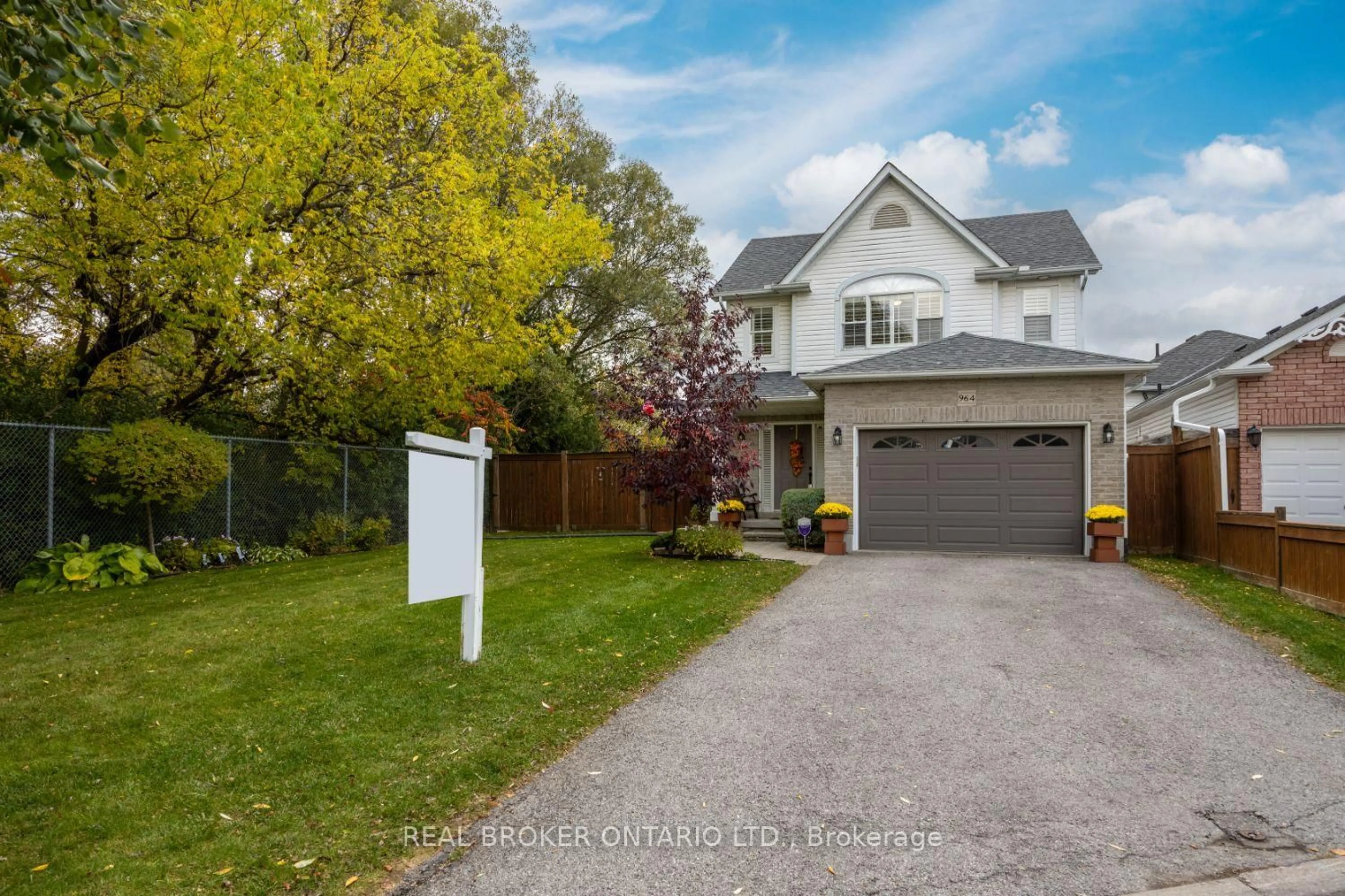 A pic from outside/outdoor area/front of a property/back of a property/a pic from drone, street for 964 Grandlea Crt, Oshawa Ontario L1K 2N1
