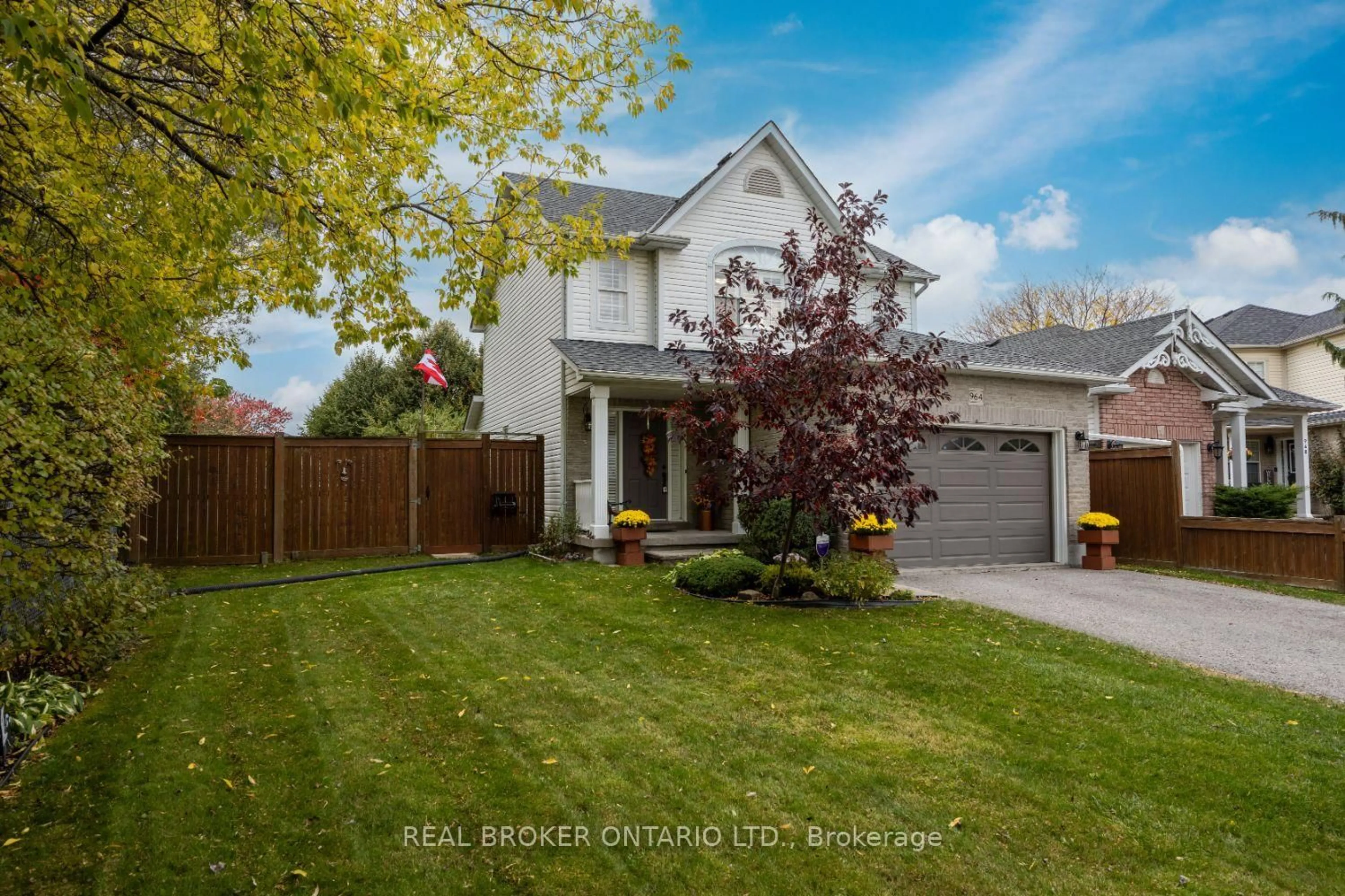 A pic from outside/outdoor area/front of a property/back of a property/a pic from drone, street for 964 Grandlea Crt, Oshawa Ontario L1K 2N1