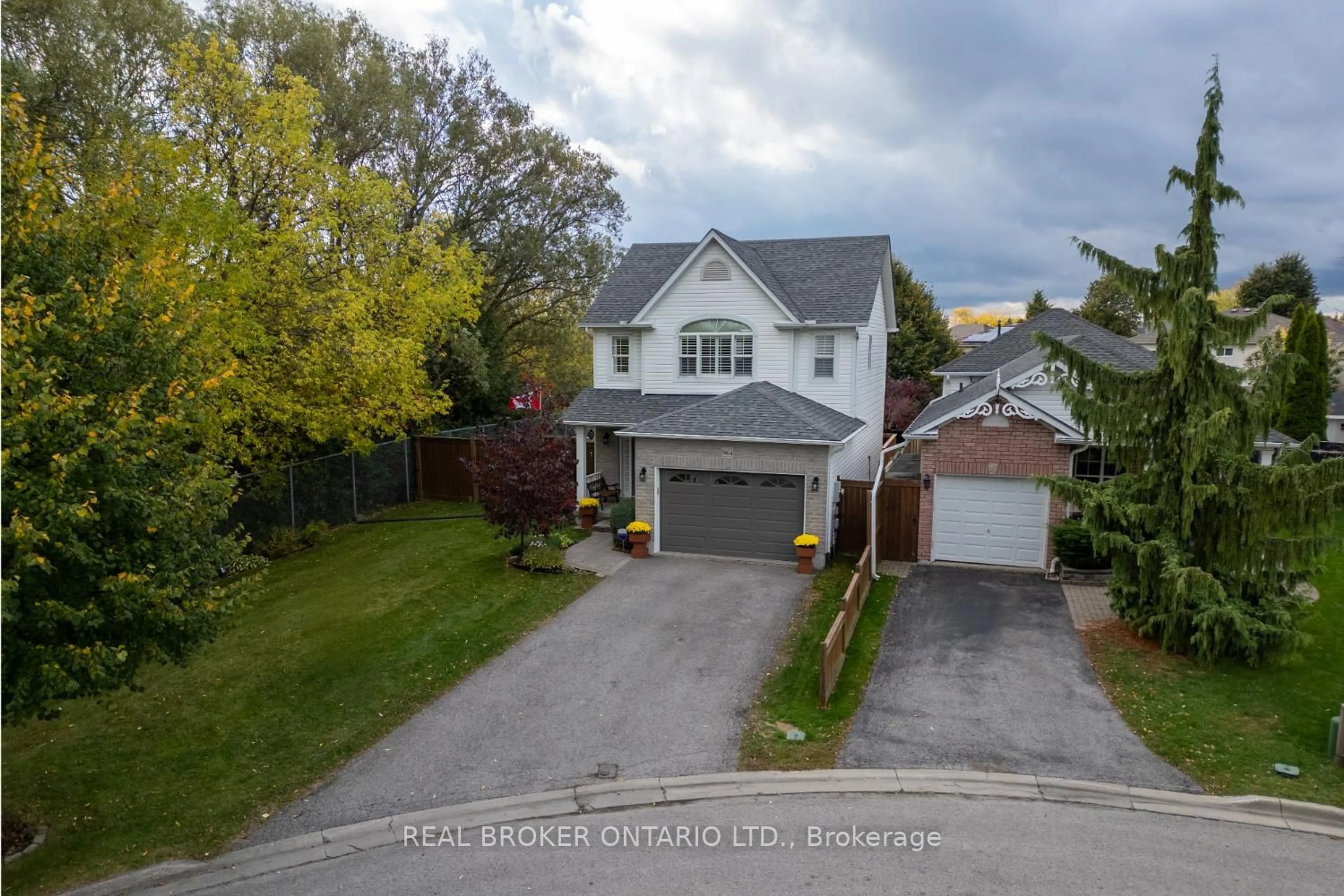 A pic from outside/outdoor area/front of a property/back of a property/a pic from drone, street for 964 Grandlea Crt, Oshawa Ontario L1K 2N1