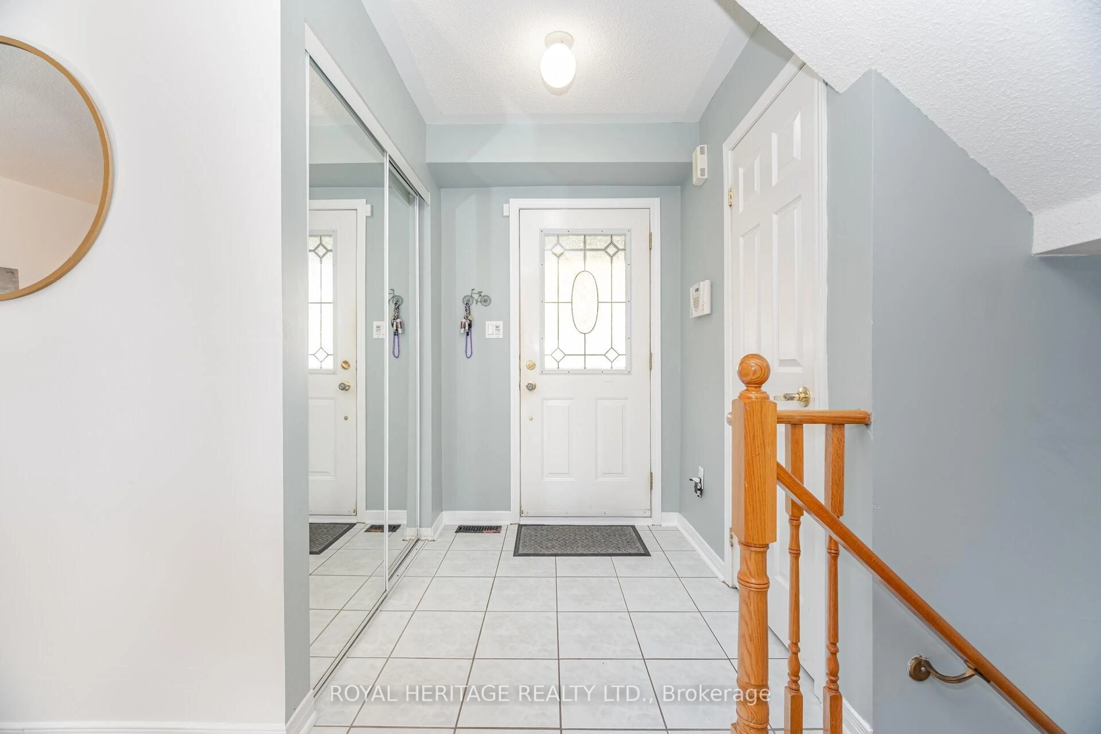 Indoor entryway for 170 Madden Pl, Clarington Ontario L1C 5K4