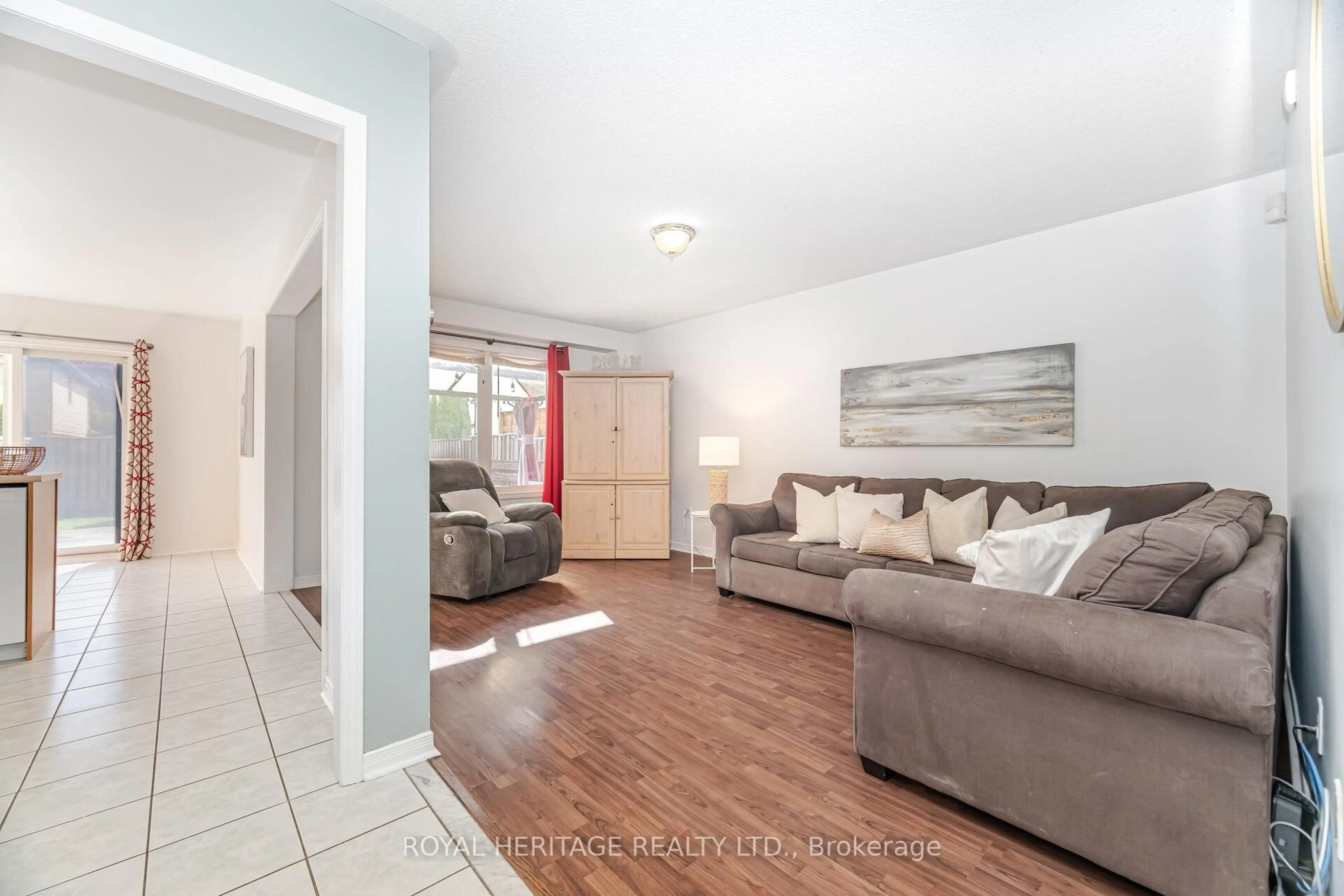 Living room with furniture, unknown for 170 Madden Pl, Clarington Ontario L1C 5K4