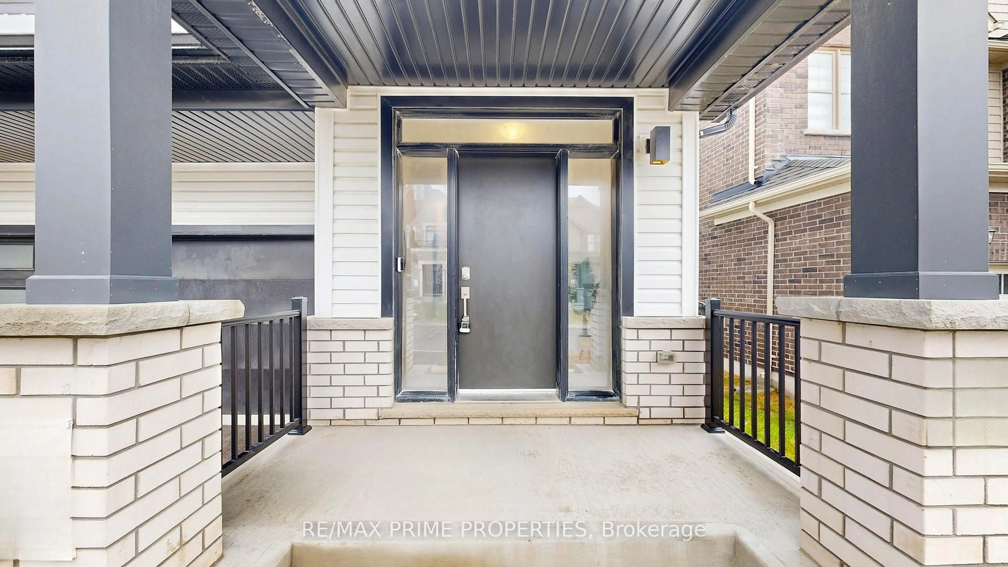 Indoor entryway for 1039 Thompson Dr, Oshawa Ontario L1L 0V6