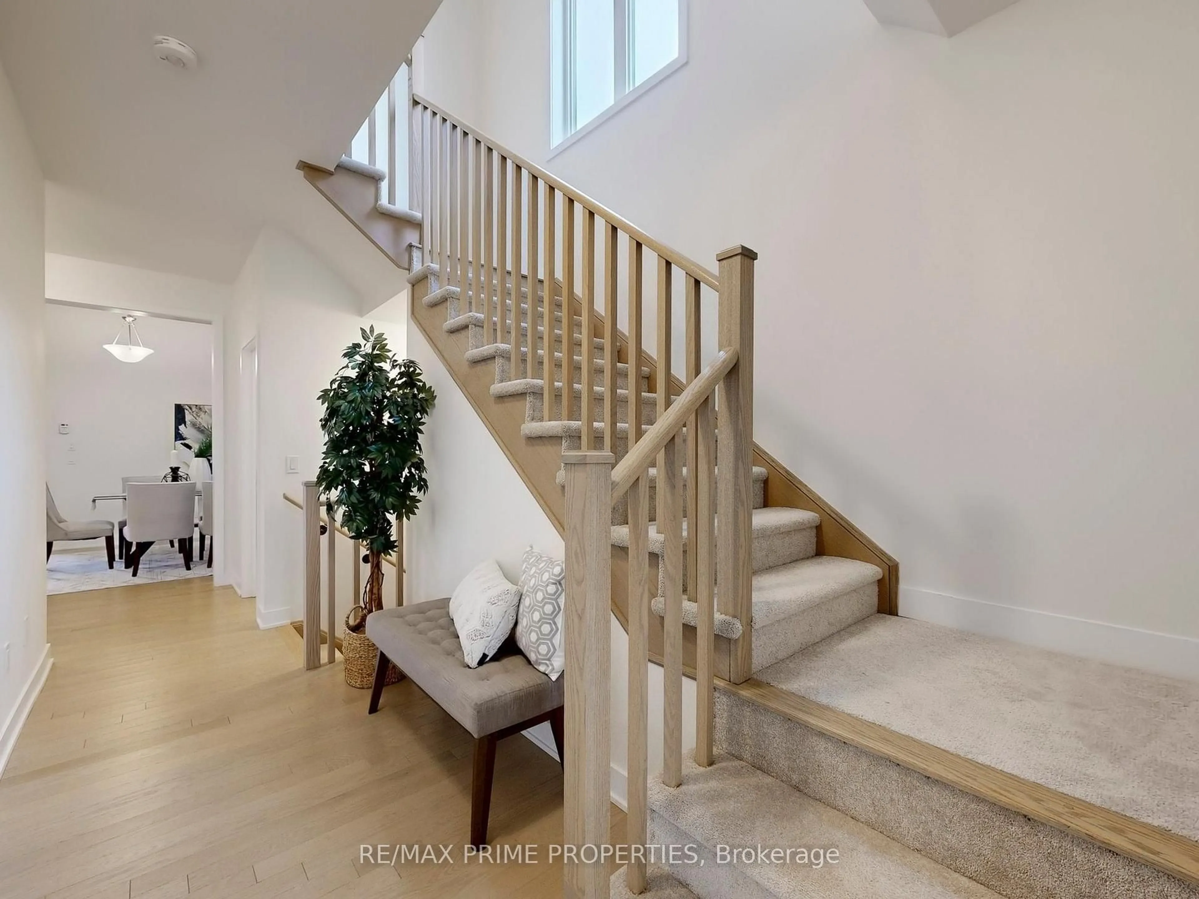 Stairs for 1039 Thompson Dr, Oshawa Ontario L1L 0V6