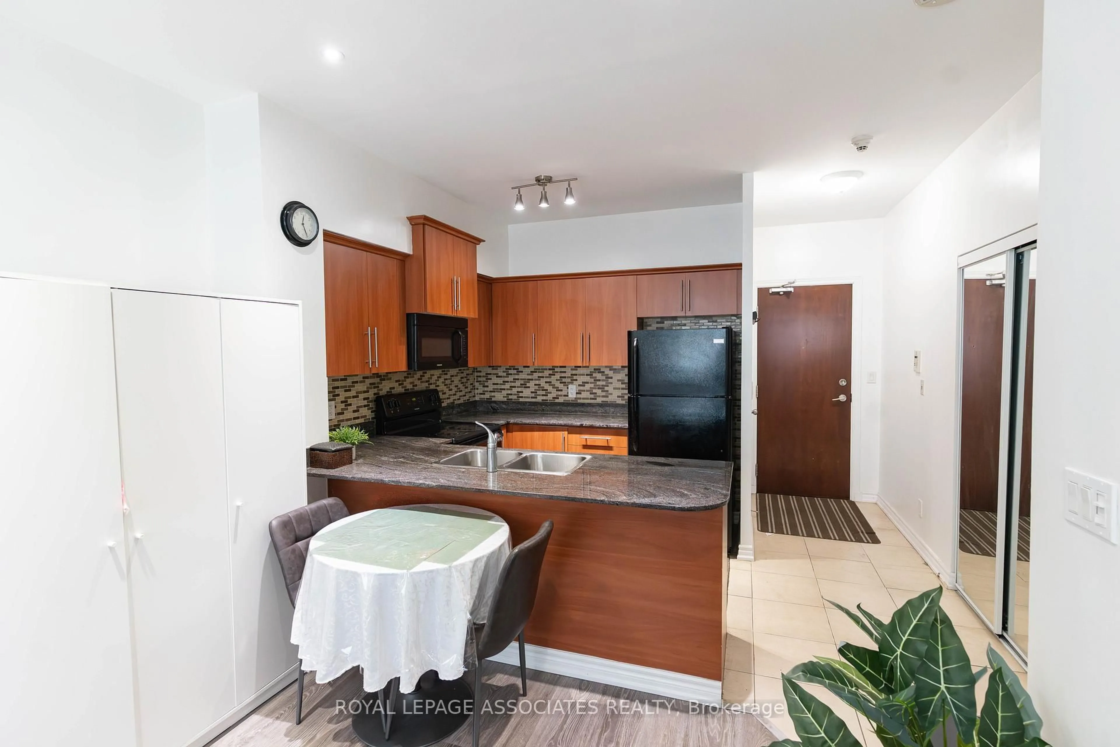 Standard kitchen, ceramic/tile floor for 6 Rosebank Dr #1K, Toronto Ontario M1B 0A1