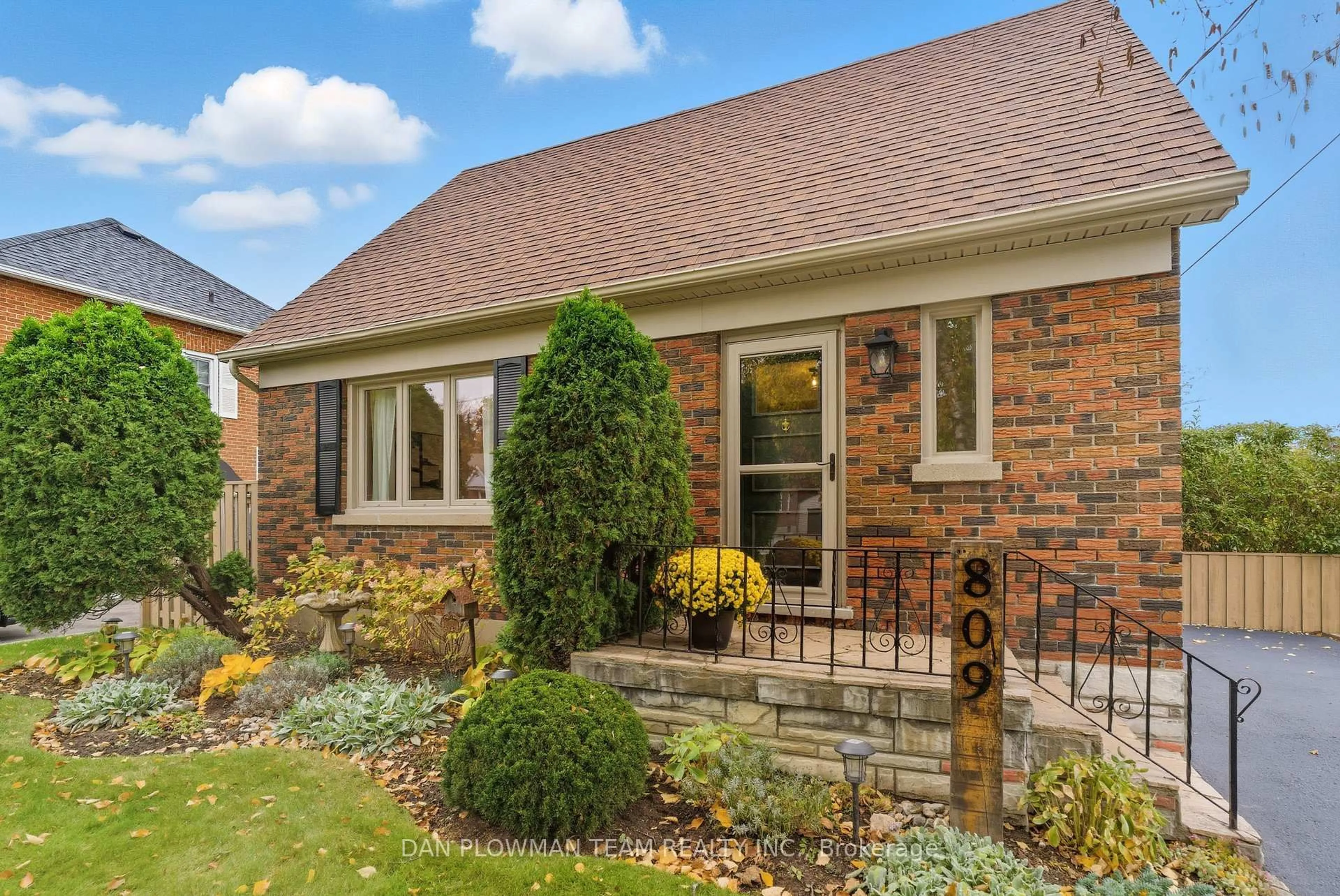 Home with brick exterior material, street for 809 Mary St, Oshawa Ontario L1G 5G5