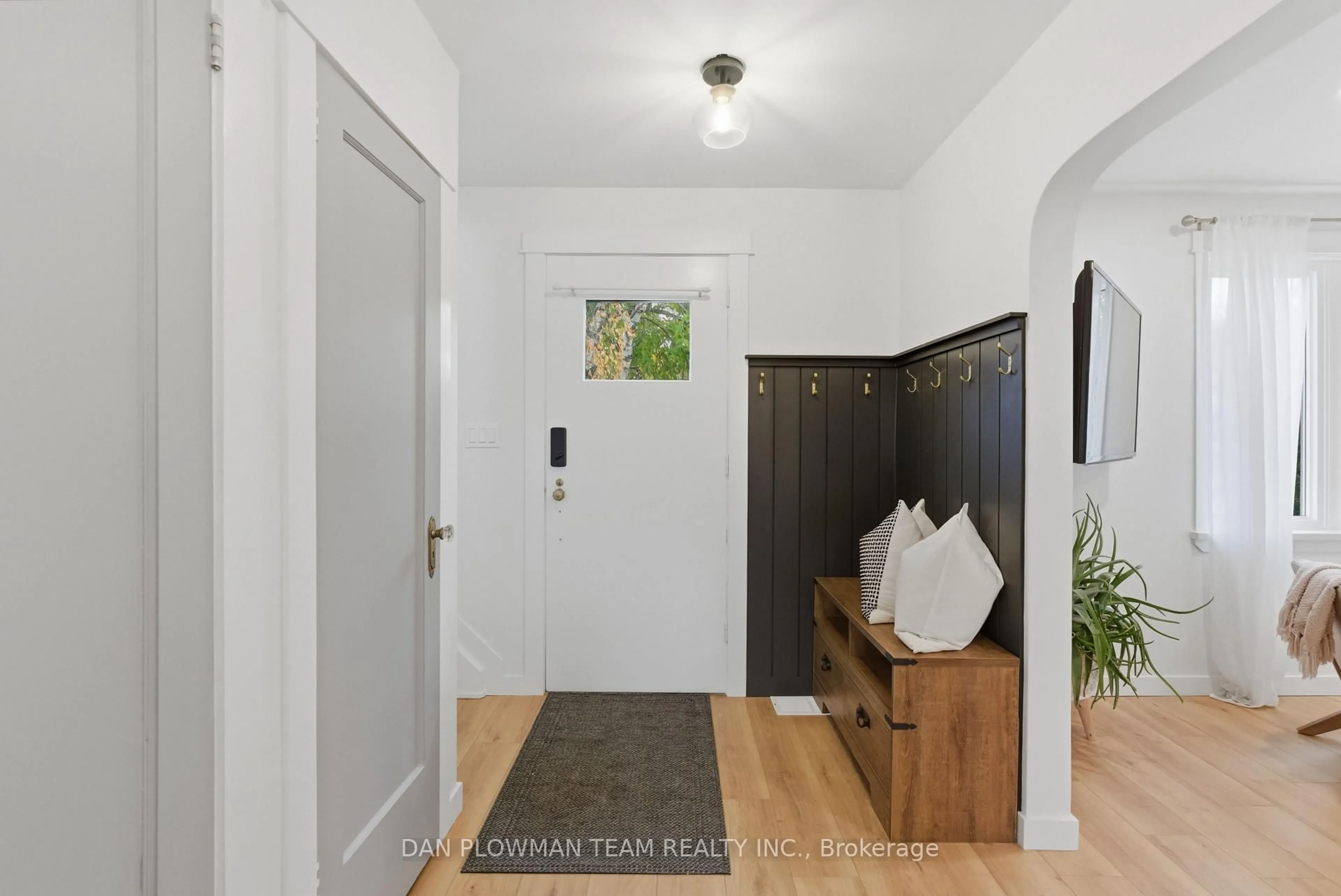 Indoor entryway for 809 Mary St, Oshawa Ontario L1G 5G5