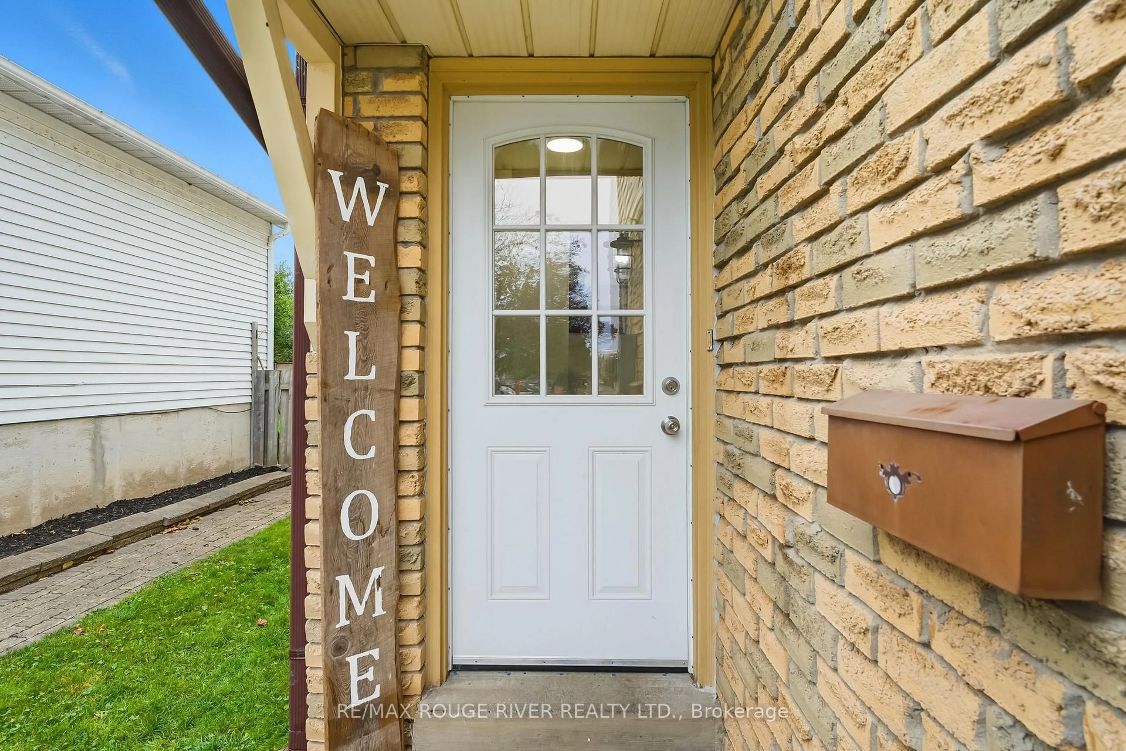 Indoor entryway for 244 Northminster Crt, Oshawa Ontario L1G 7M6