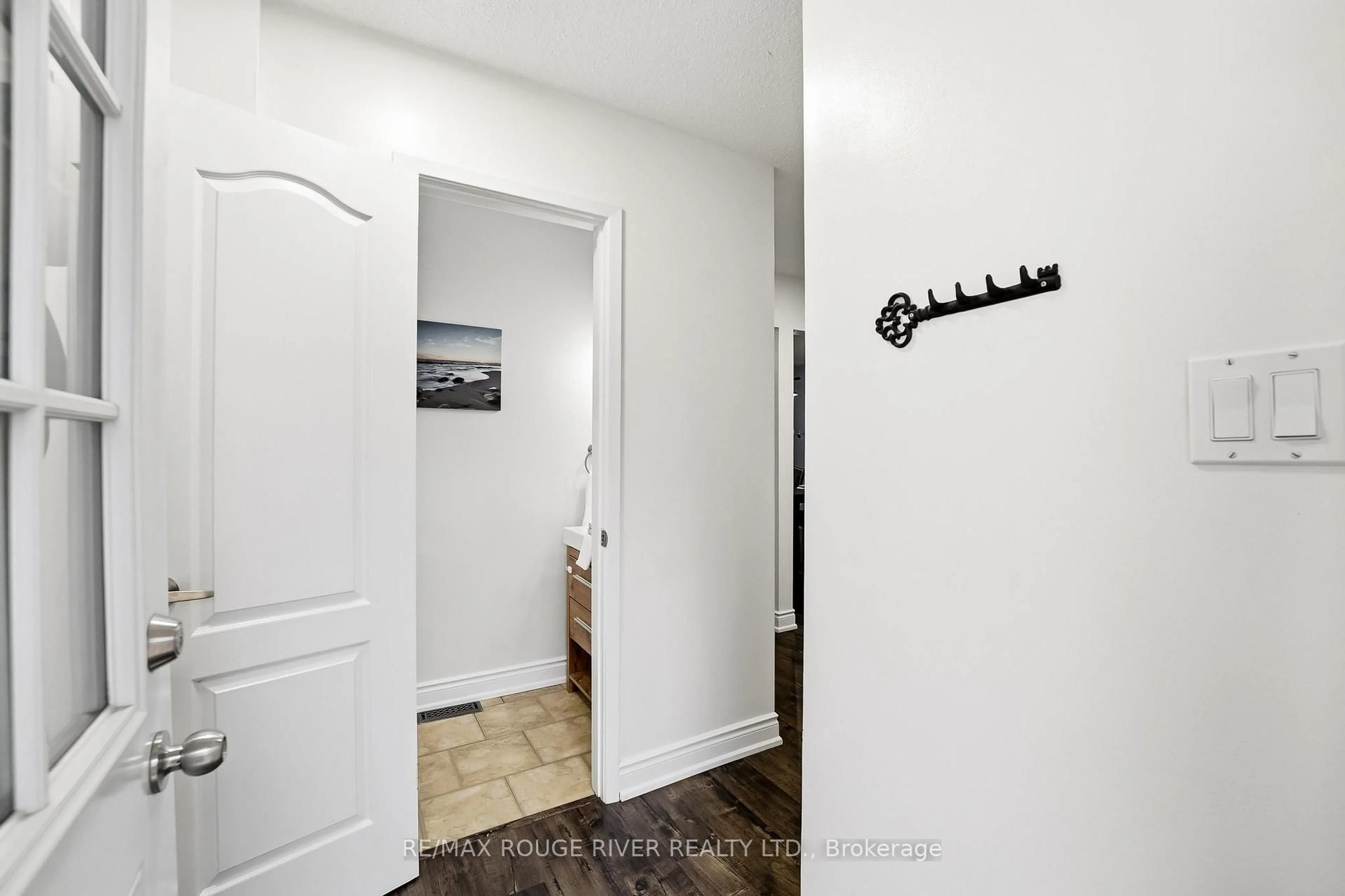 Indoor entryway for 244 Northminster Crt, Oshawa Ontario L1G 7M6