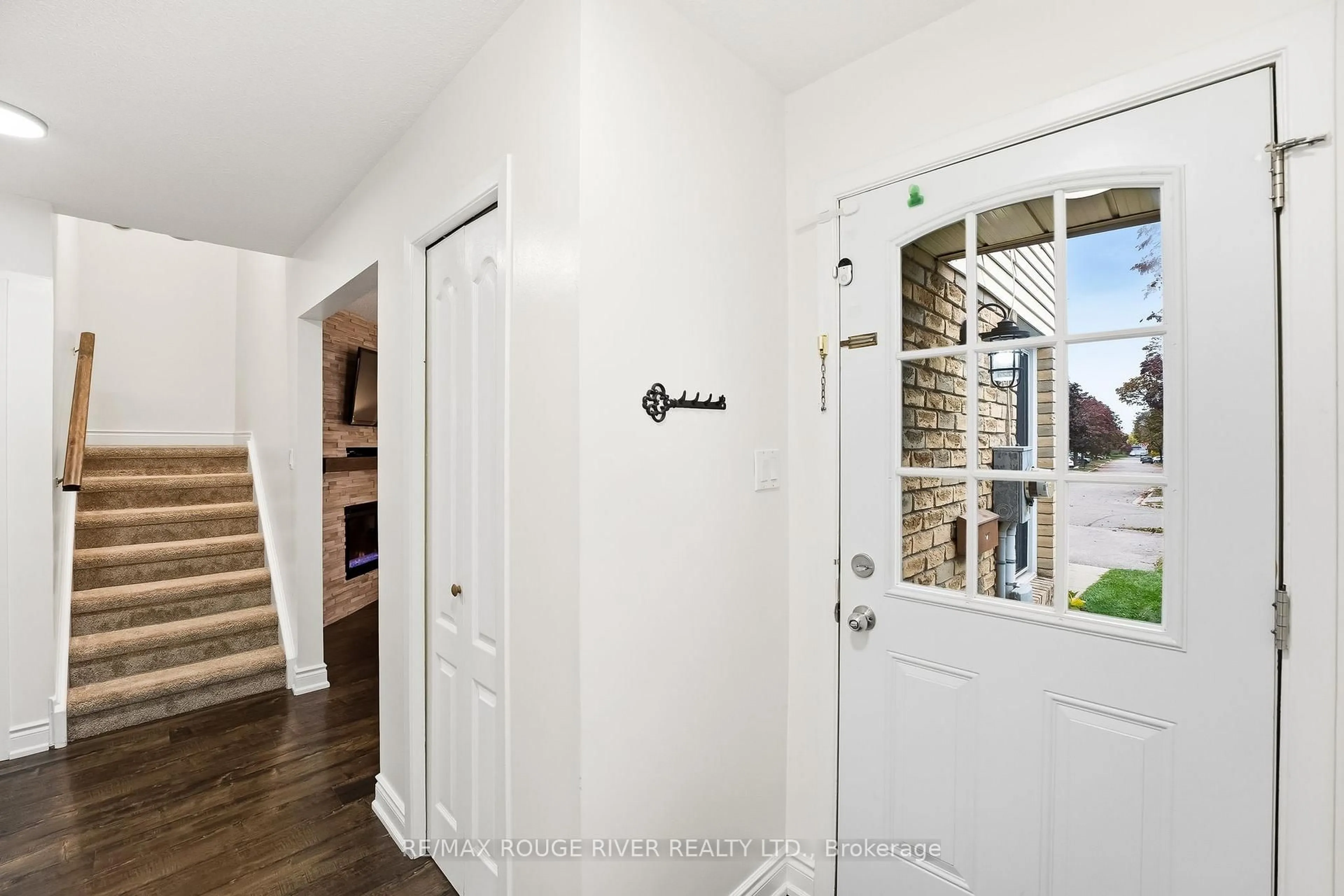 Indoor entryway for 244 Northminster Crt, Oshawa Ontario L1G 7M6