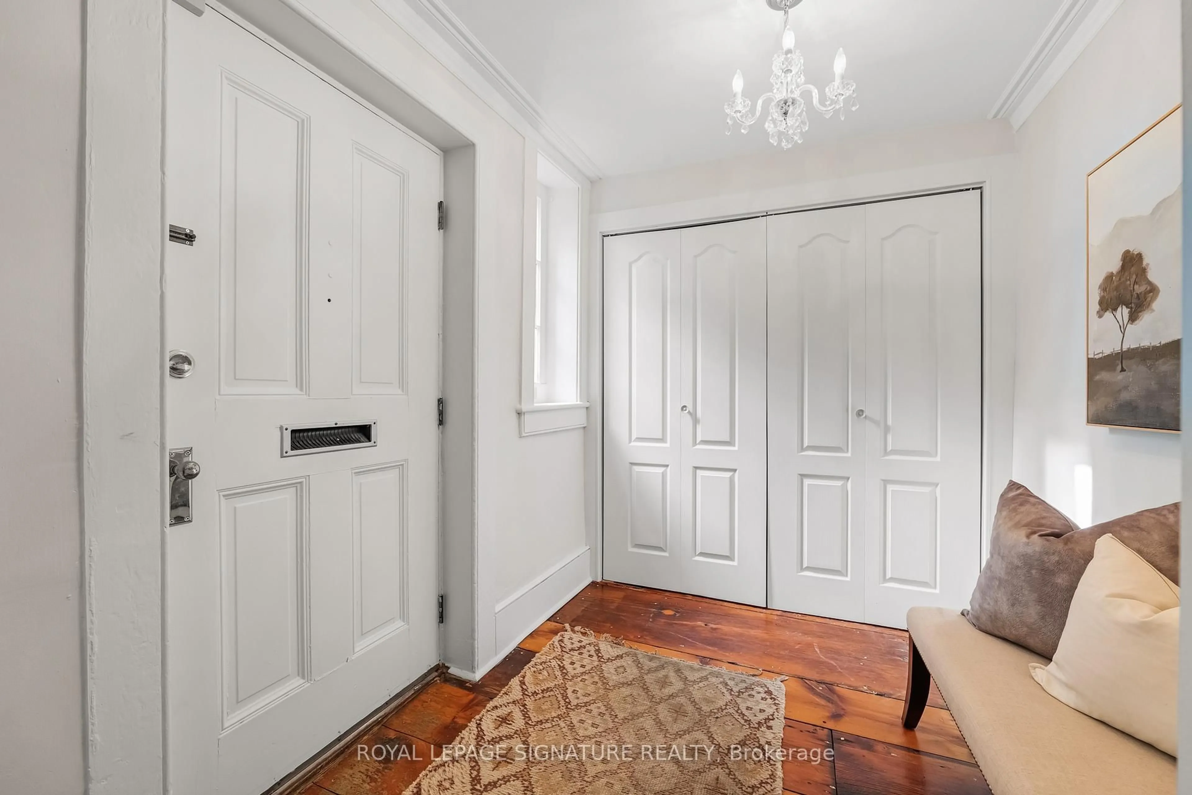 Indoor entryway for 22 Beechwood Cres, Toronto Ontario M4K 2K8