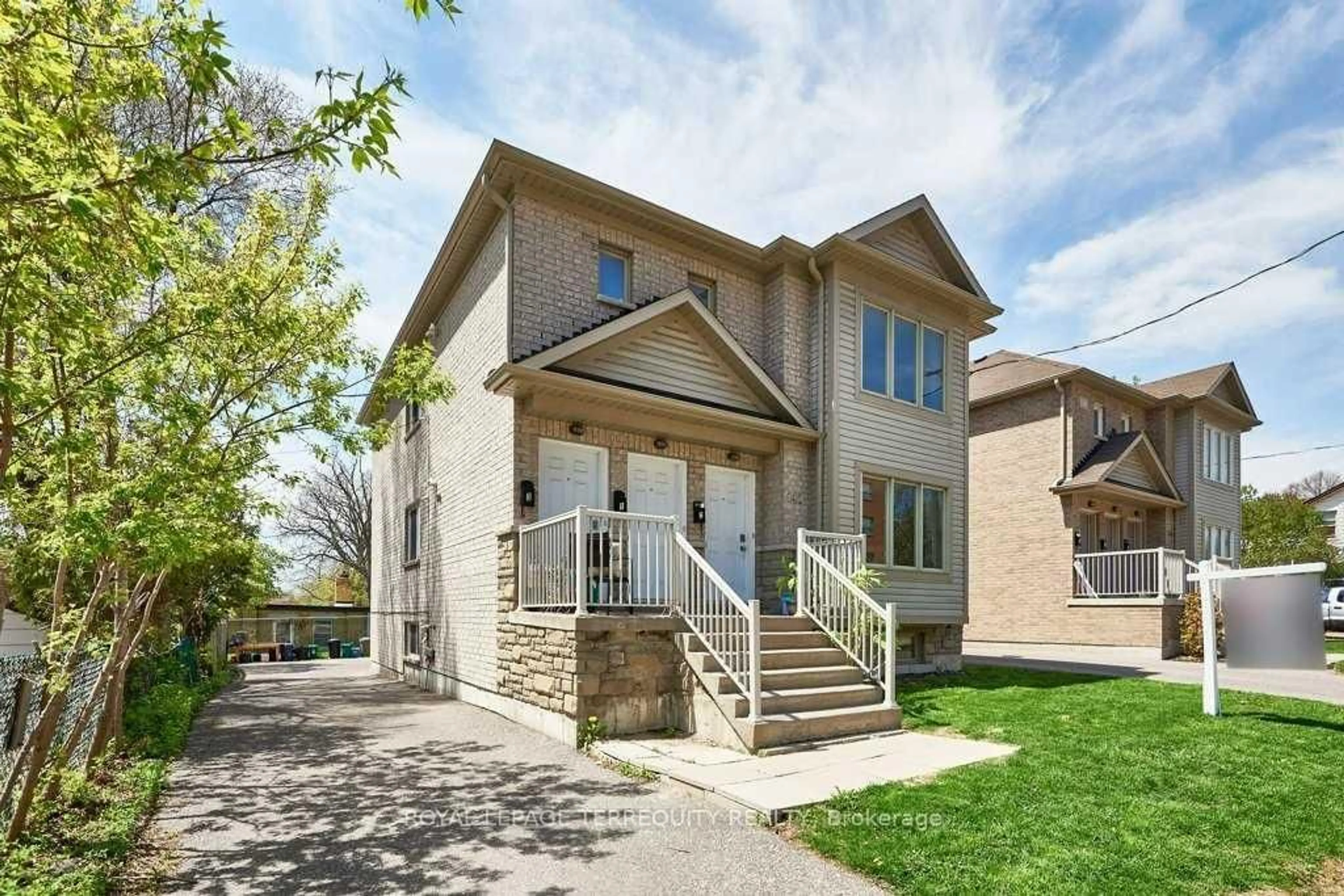 Home with brick exterior material, street for 140 Mary St, Oshawa Ontario L1G 5B9