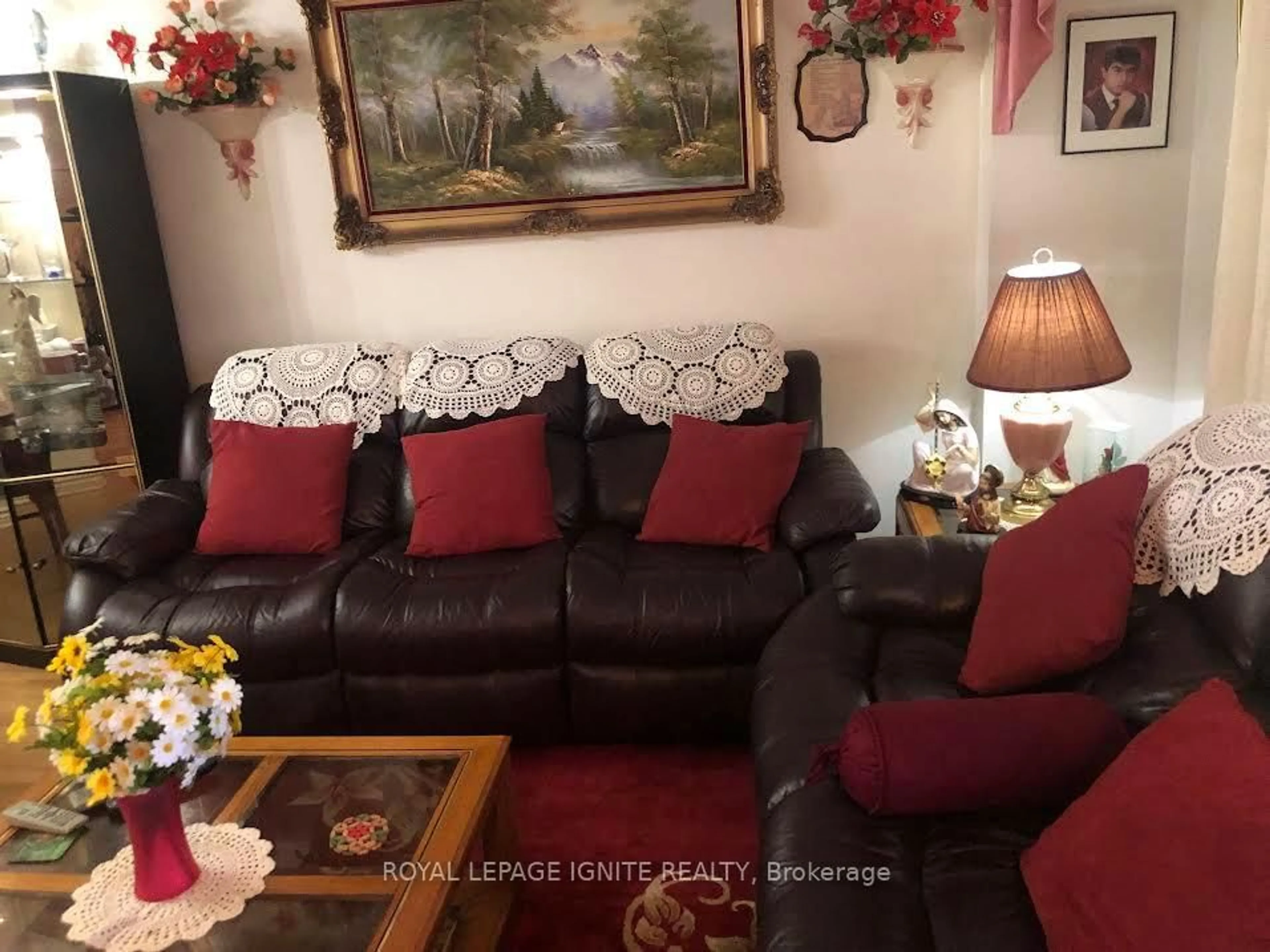 Living room with furniture, wood/laminate floor for 36 Goskin Crt, Toronto Ontario M1B 1J3