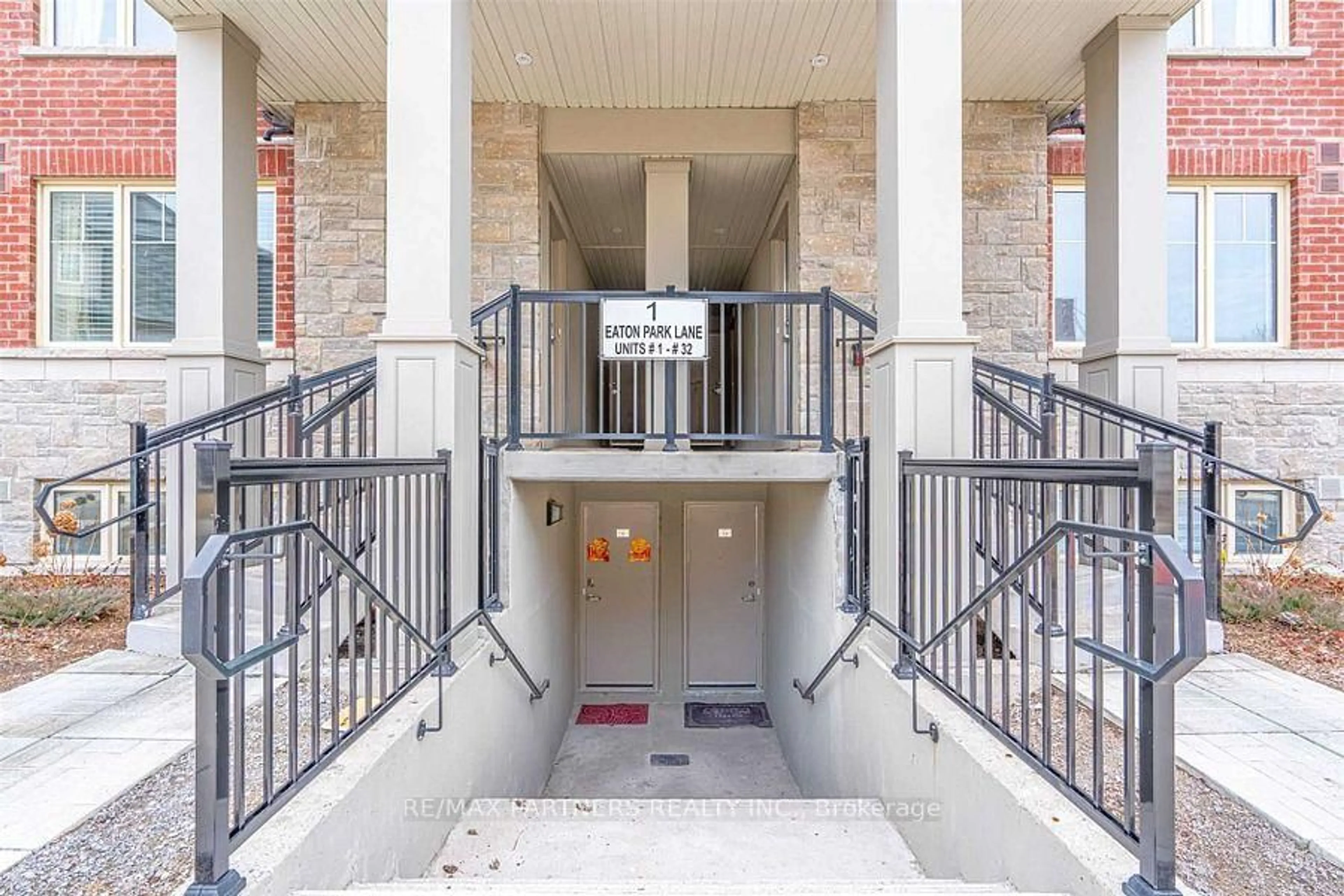 Indoor foyer for 1 Eaton Park Lane #9, Toronto Ontario M1W 0A5
