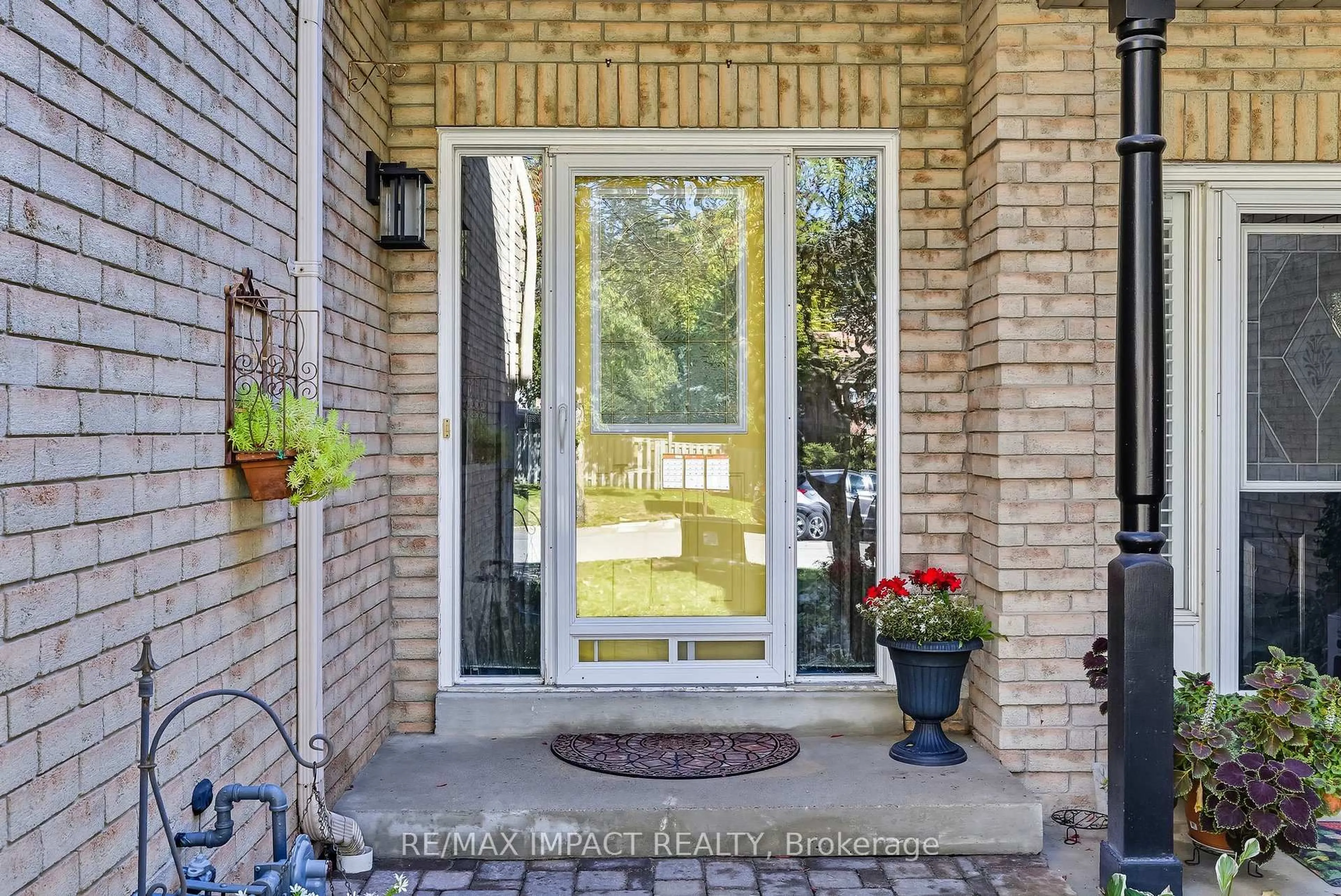 Indoor entryway for 33 Pine Gate Pl, Whitby Ontario L1R 2M6