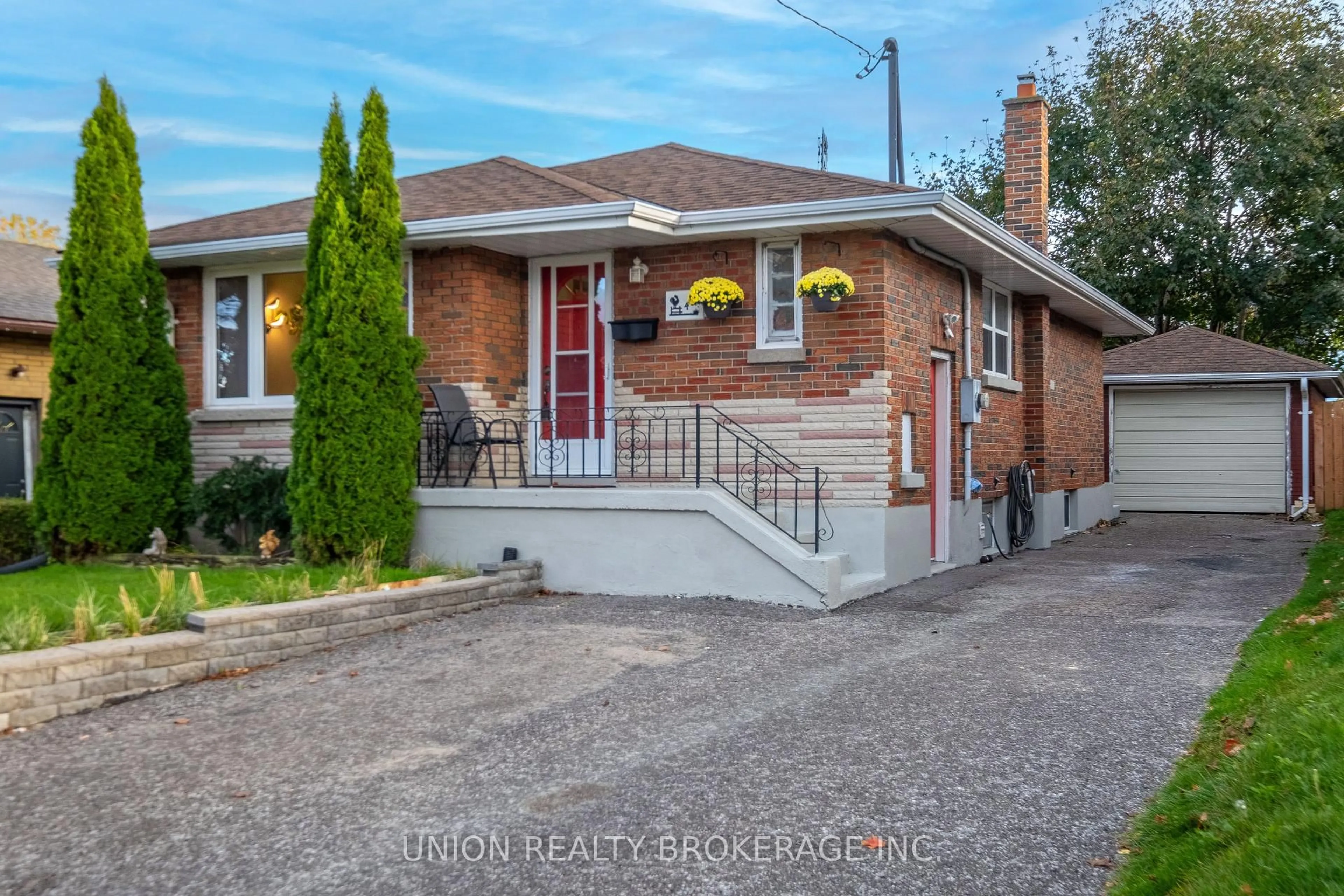 Home with brick exterior material, street for 481 Lowell Ave, Oshawa Ontario L1J 2X6