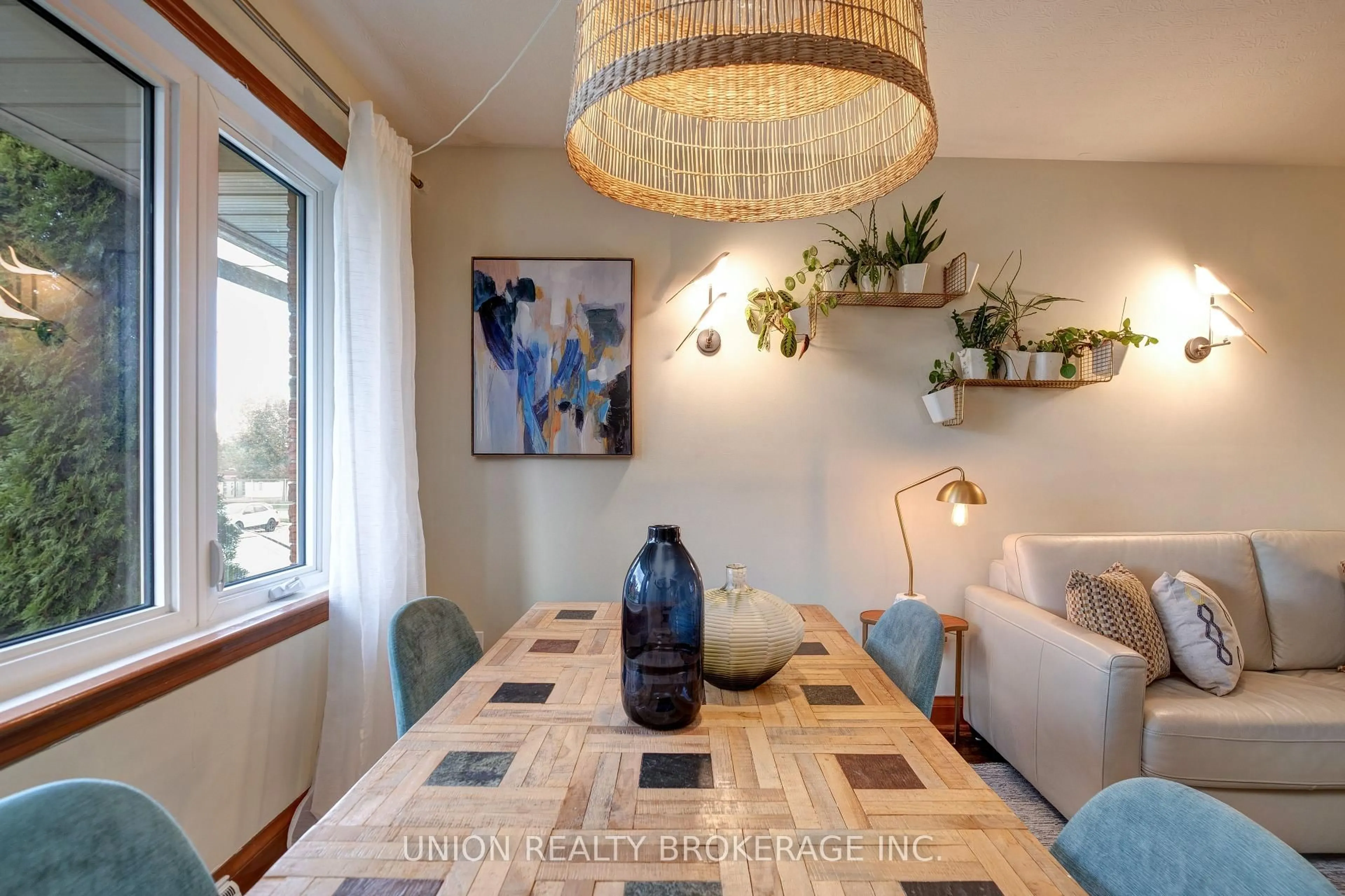 Dining room, wood/laminate floor for 481 Lowell Ave, Oshawa Ontario L1J 2X6