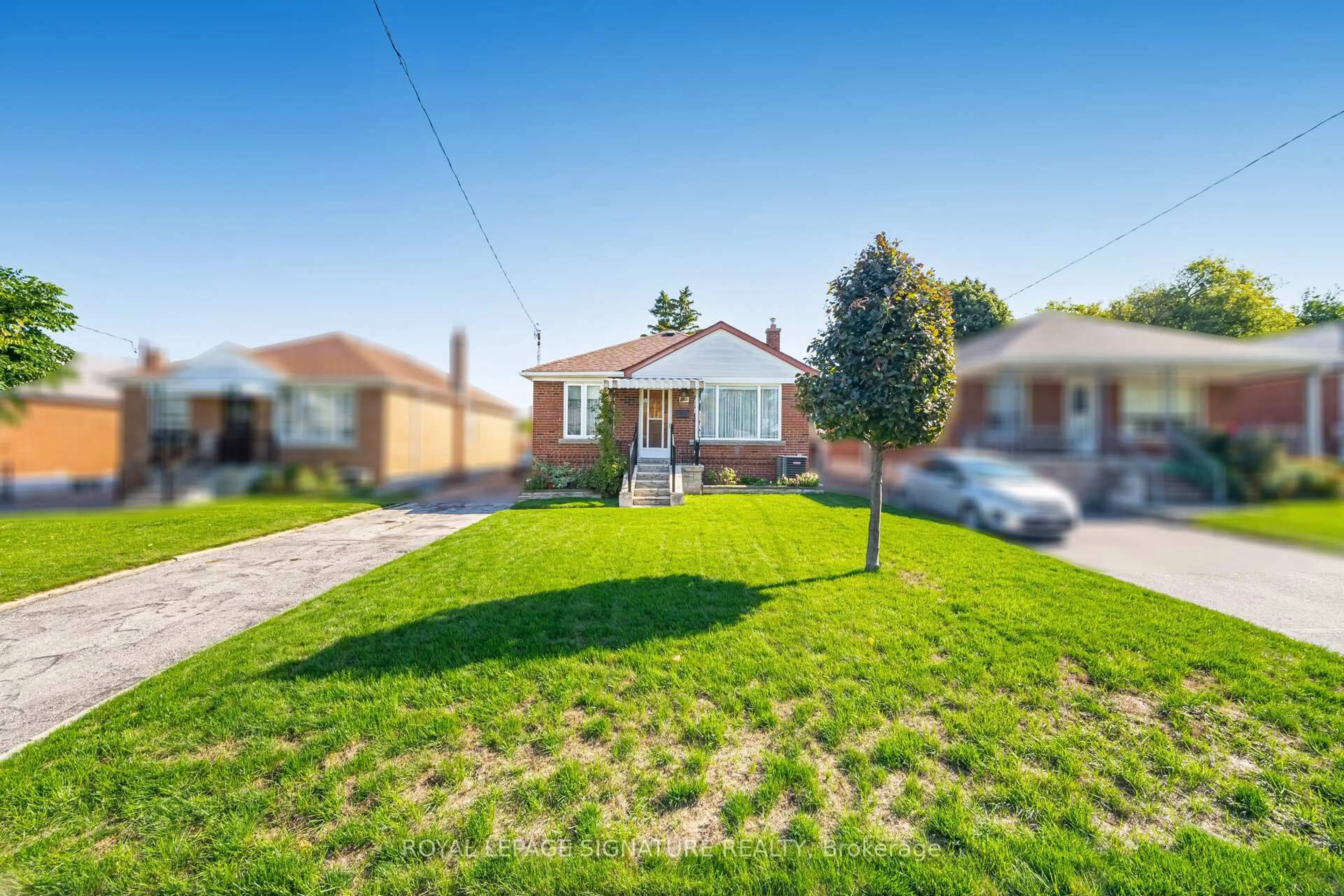 A pic from outside/outdoor area/front of a property/back of a property/a pic from drone, street for 25 Marta Ave, Toronto Ontario M1K 1V6
