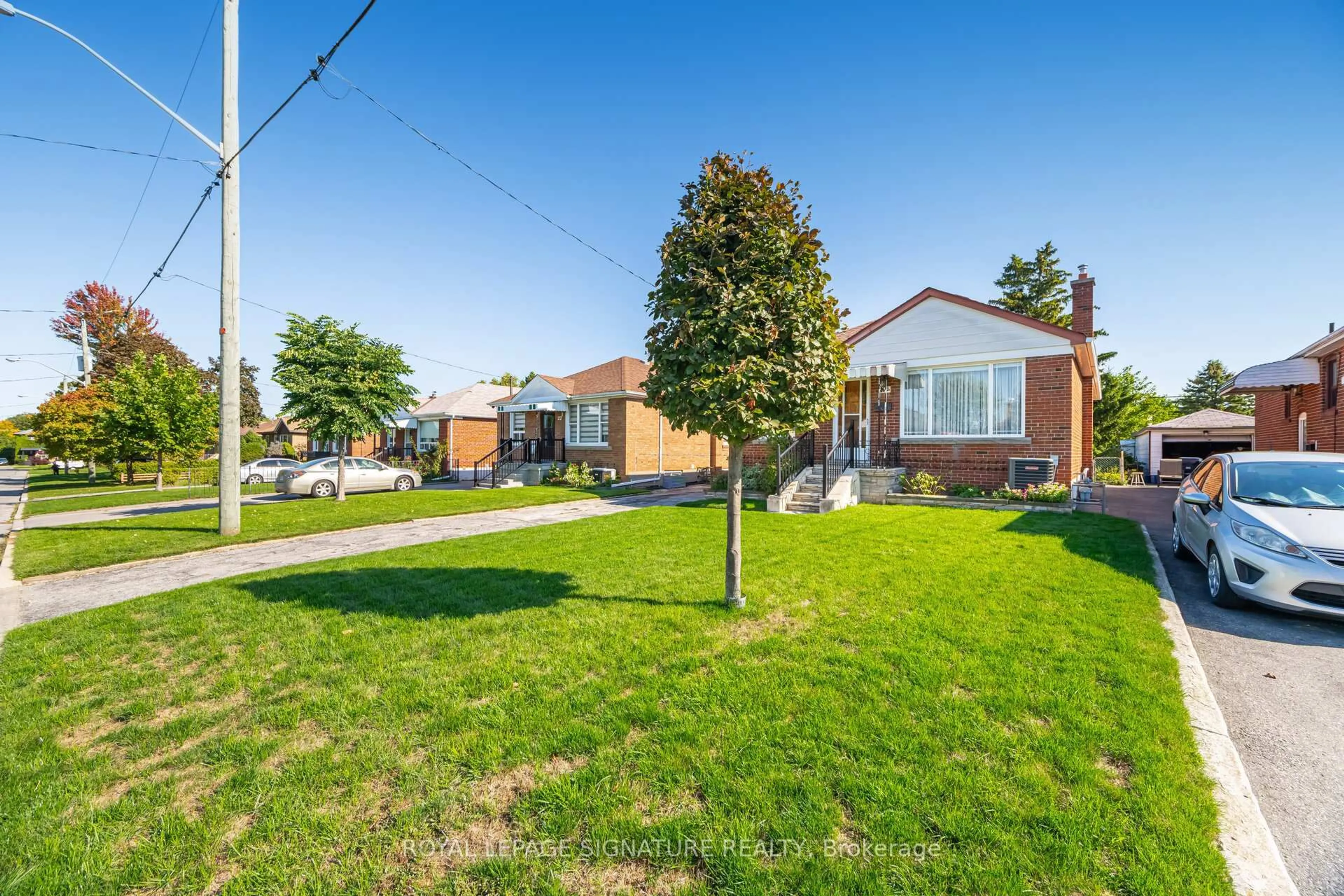 A pic from outside/outdoor area/front of a property/back of a property/a pic from drone, street for 25 Marta Ave, Toronto Ontario M1K 1V6