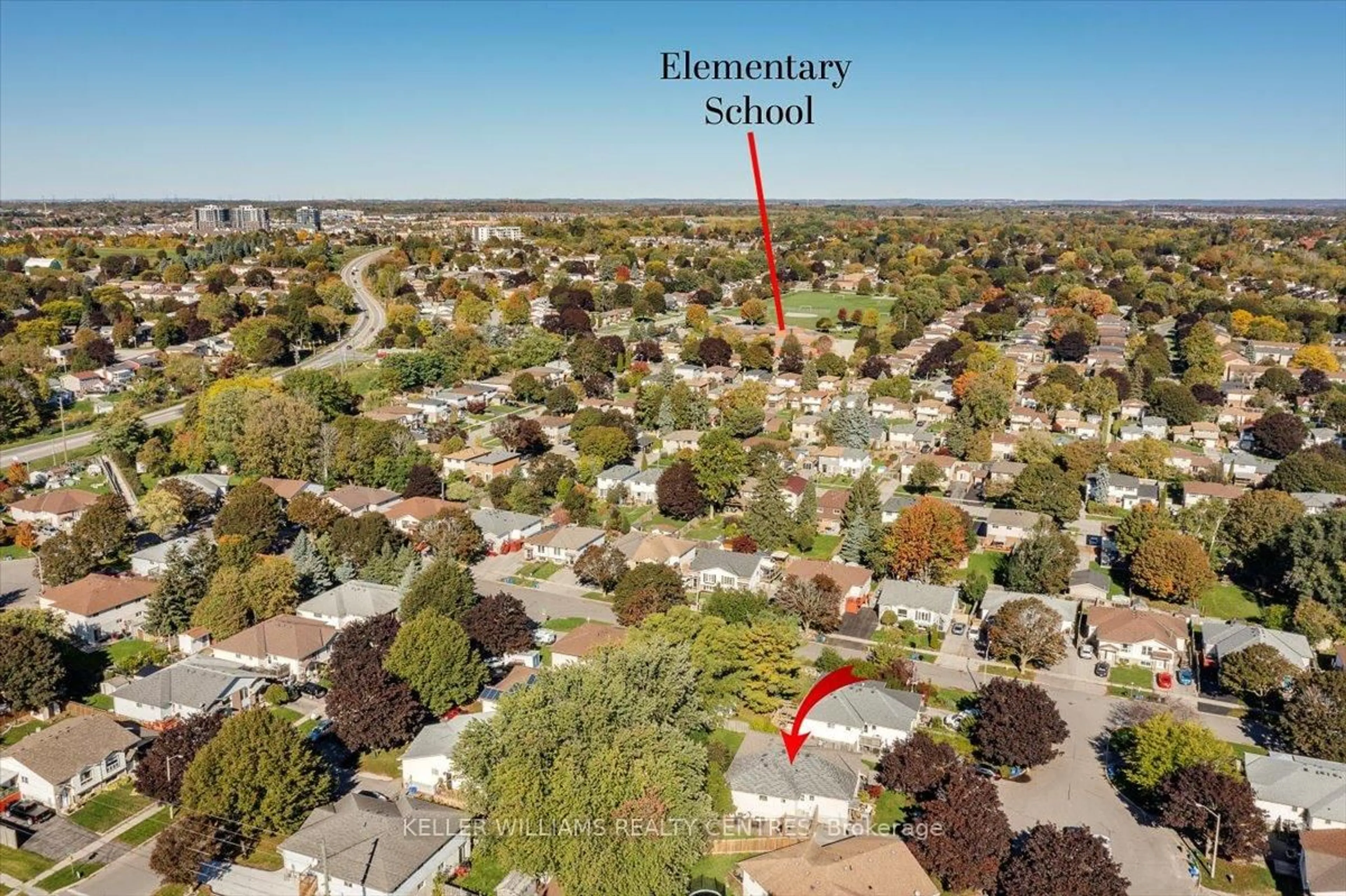 A pic from outside/outdoor area/front of a property/back of a property/a pic from drone, street for 8 Fairbairn Crt, Clarington Ontario L1C 4K9