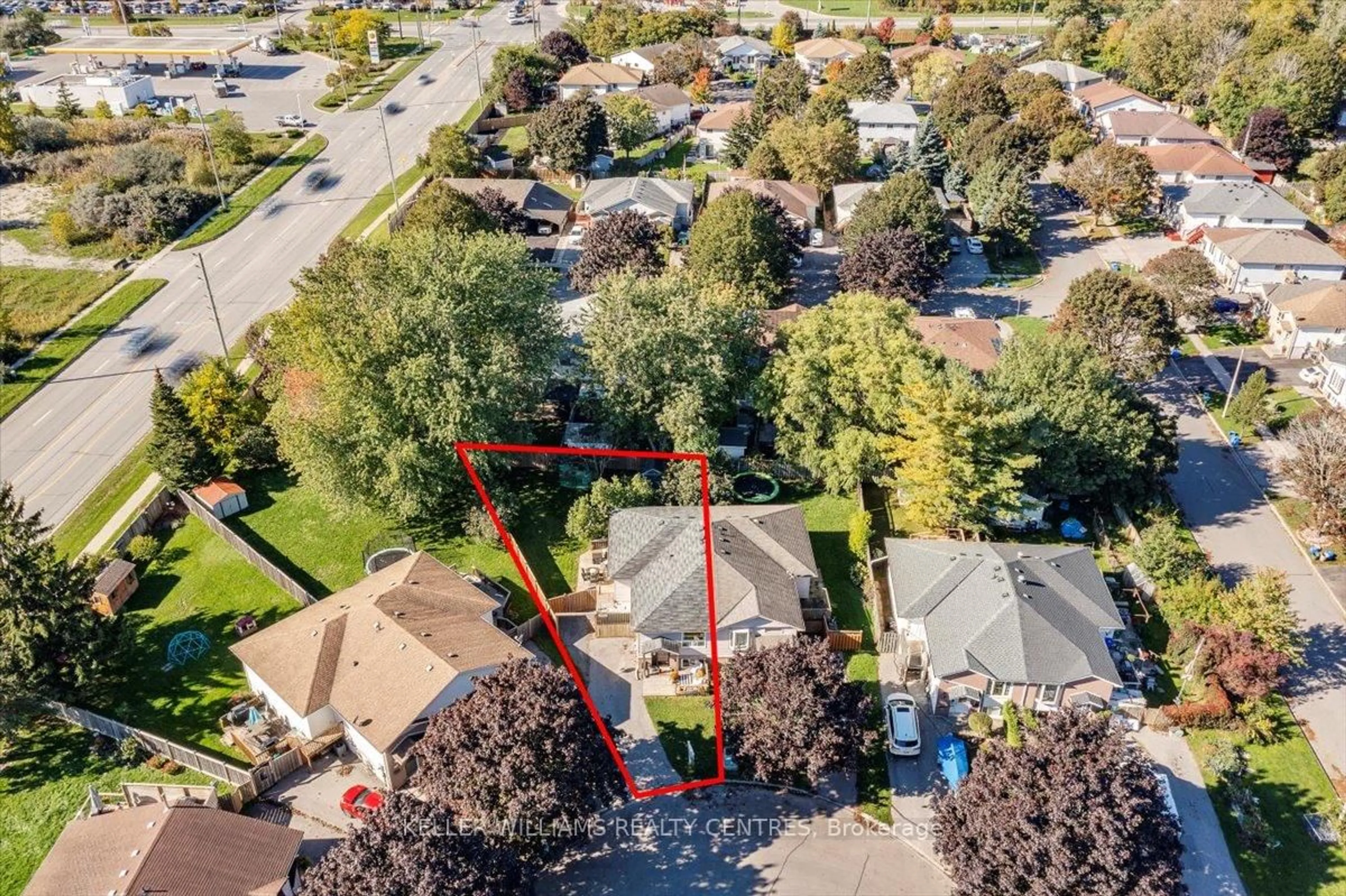 A pic from outside/outdoor area/front of a property/back of a property/a pic from drone, street for 8 Fairbairn Crt, Clarington Ontario L1C 4K9