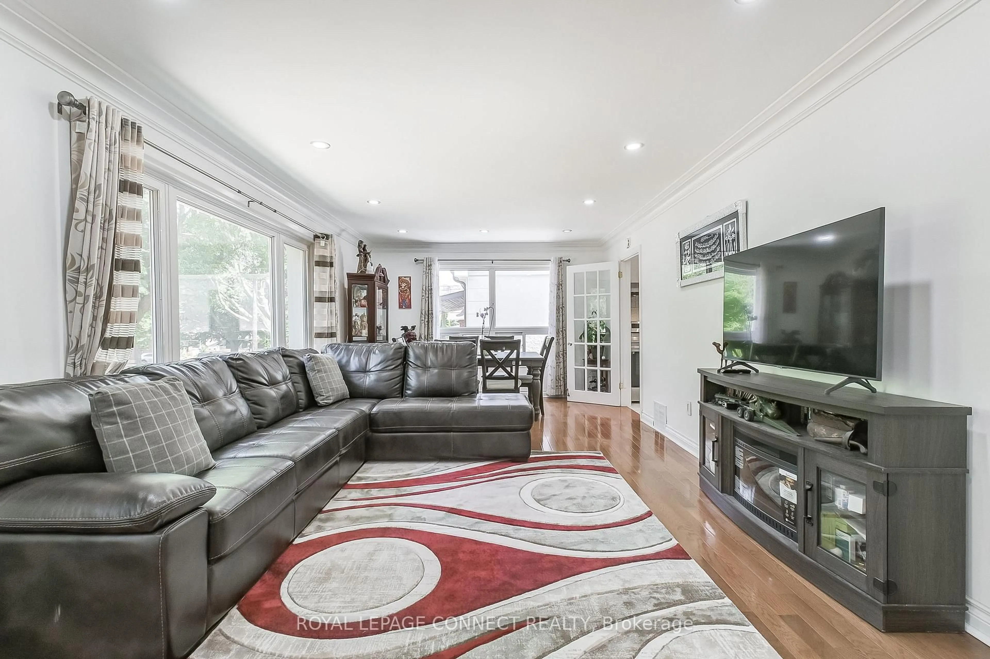 Living room with furniture, wood/laminate floor for 27 Horton Blvd, Toronto Ontario M1J 1K7