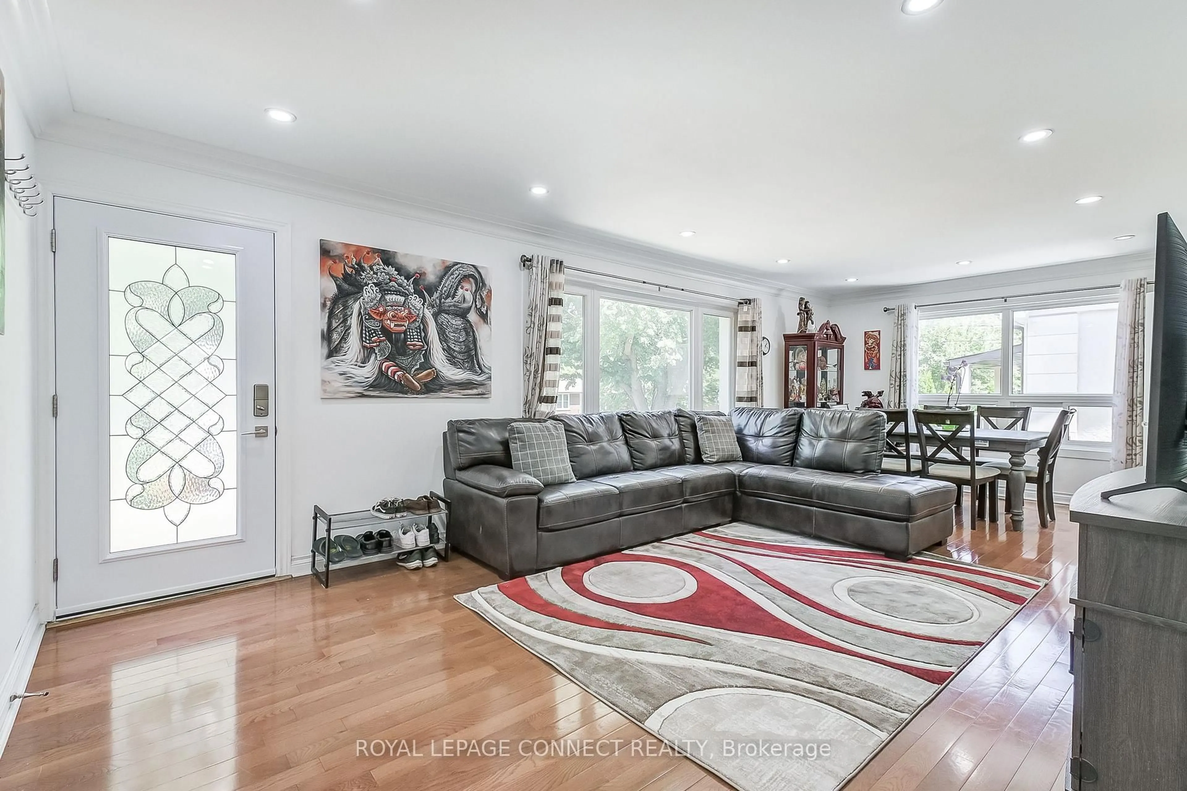 Living room with furniture, unknown for 27 Horton Blvd, Toronto Ontario M1J 1K7