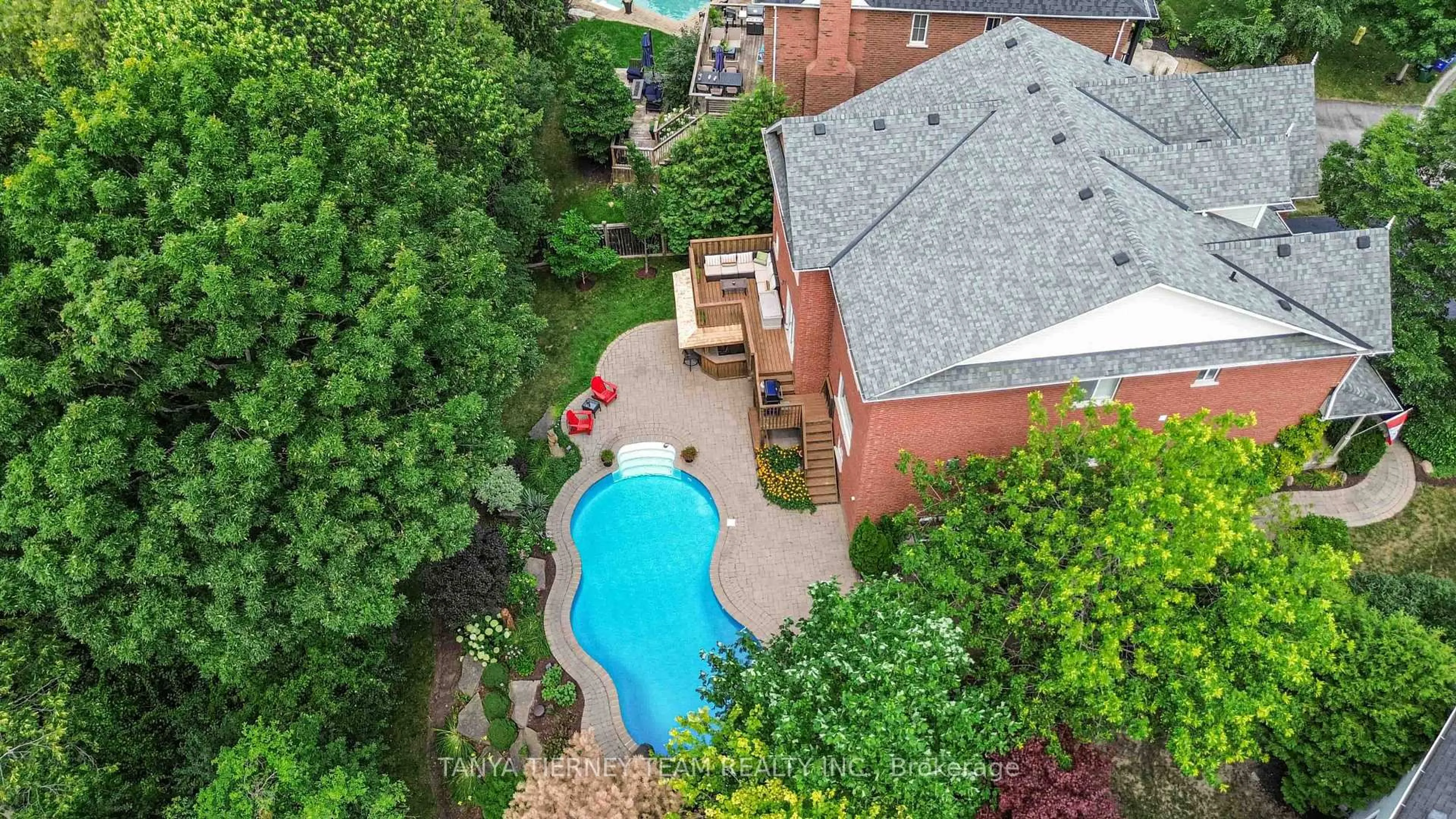 A pic from outside/outdoor area/front of a property/back of a property/a pic from drone, street for 6 Braddock Crt, Whitby Ontario L1M 2N1