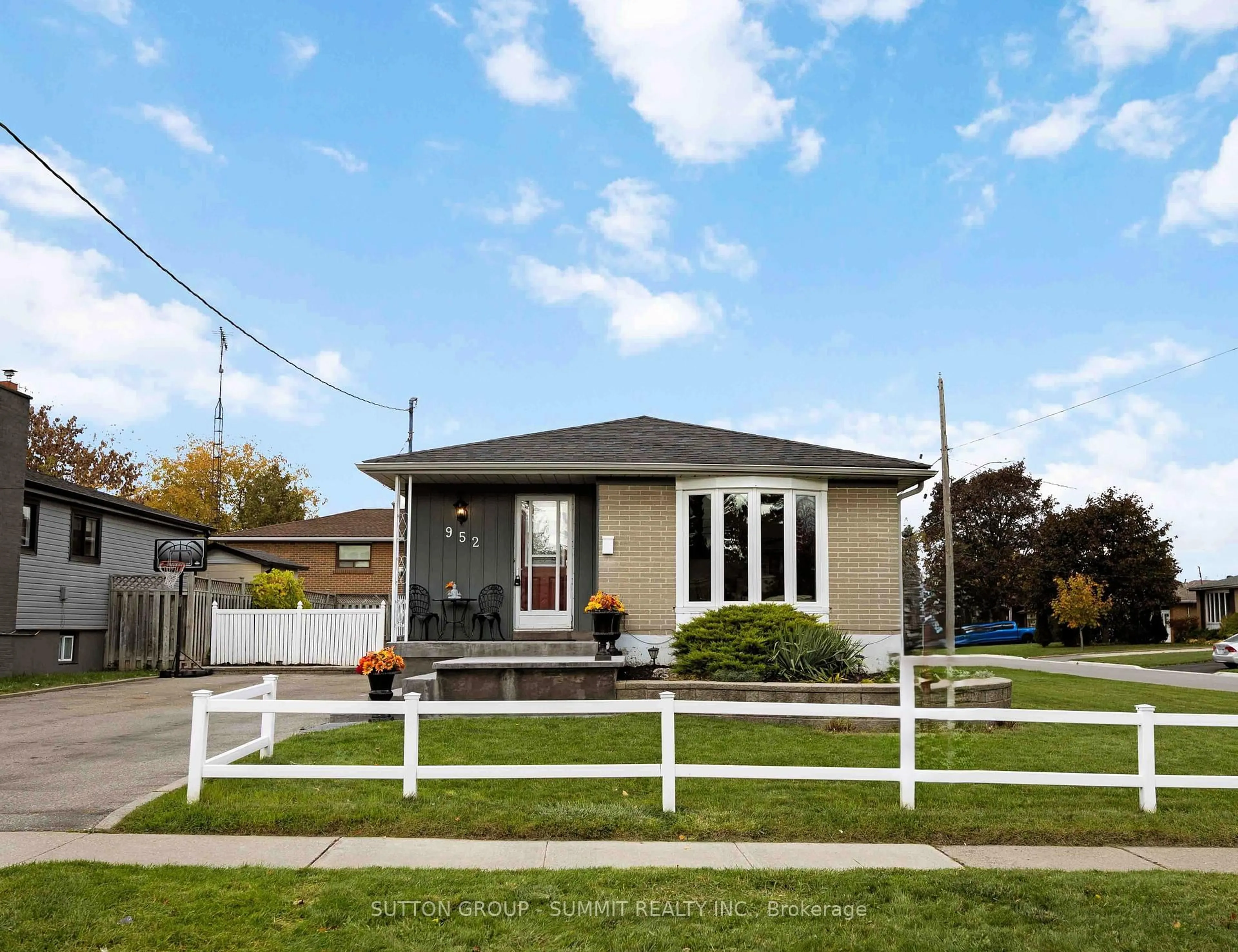 Home with vinyl exterior material, street for 952 Oklahoma Dr, Pickering Ontario L1W 2H7