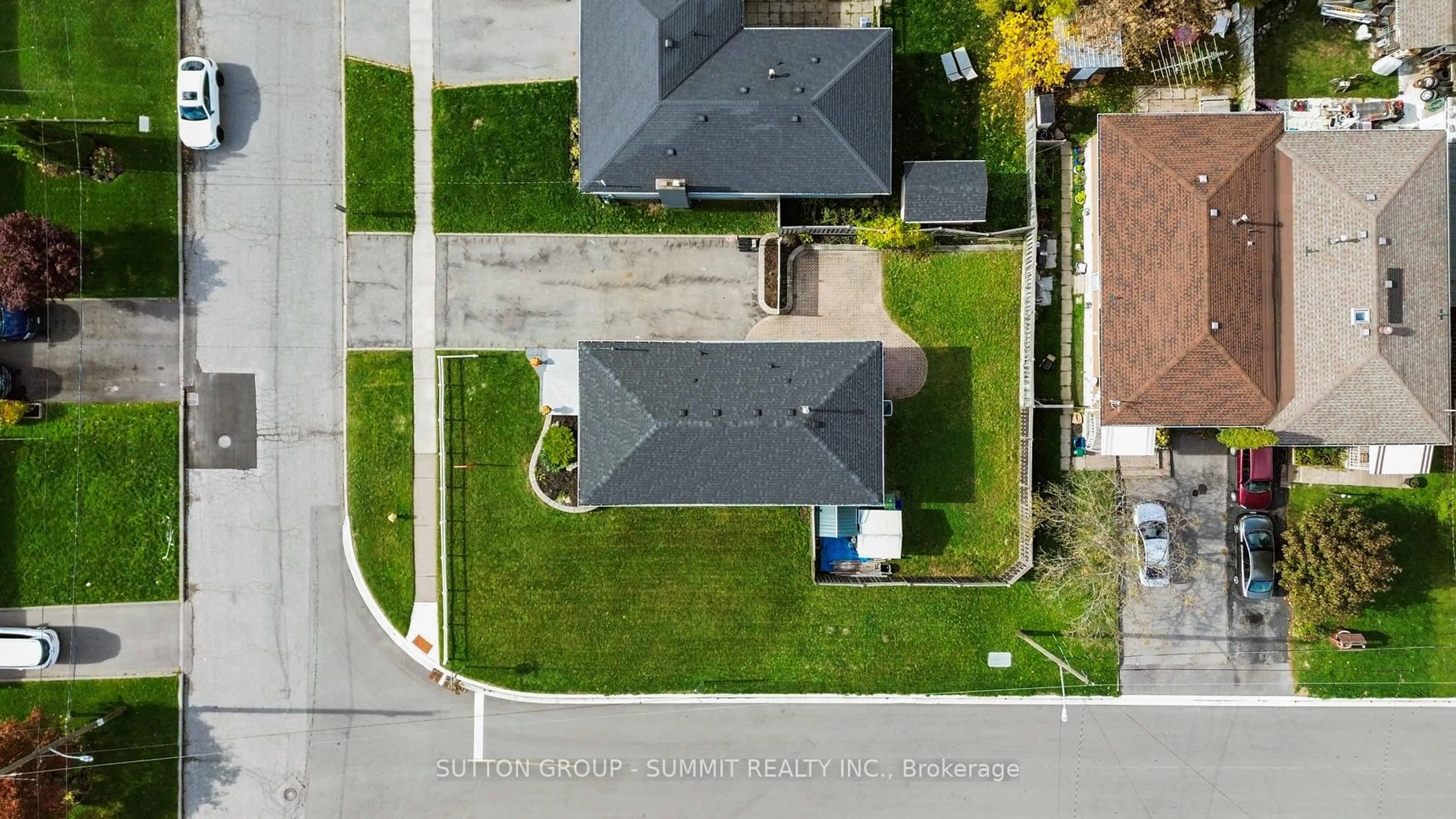 A pic from outside/outdoor area/front of a property/back of a property/a pic from drone, street for 952 Oklahoma Dr, Pickering Ontario L1W 2H7