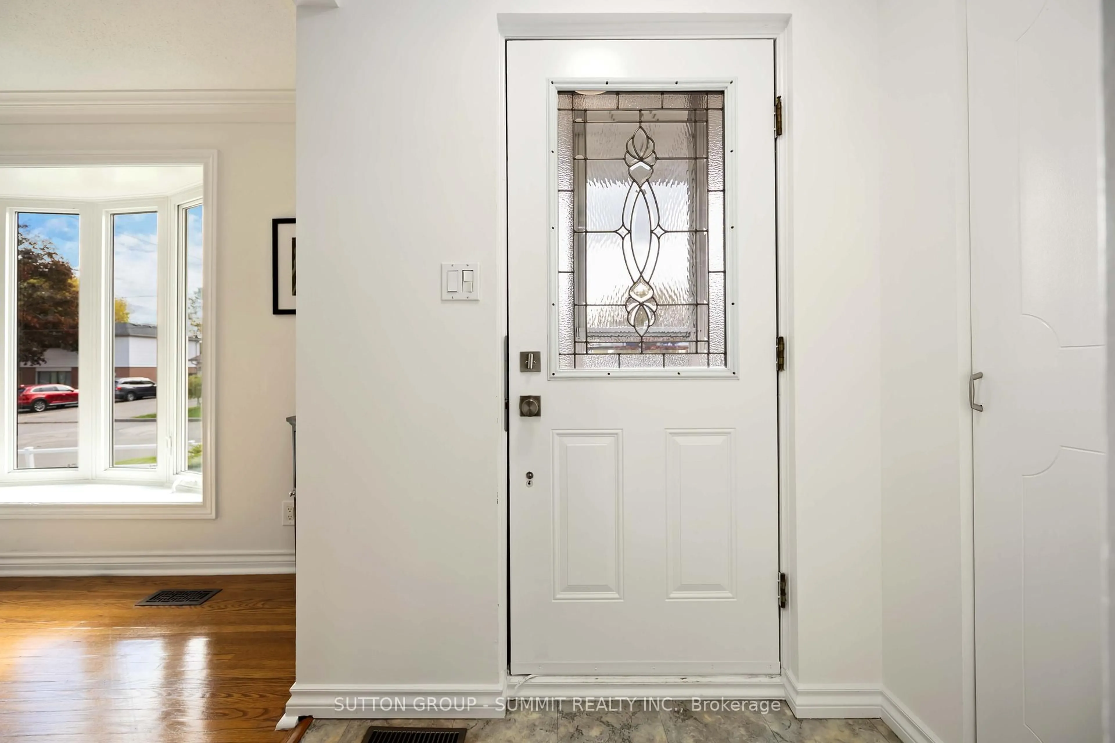 Indoor entryway for 952 Oklahoma Dr, Pickering Ontario L1W 2H7