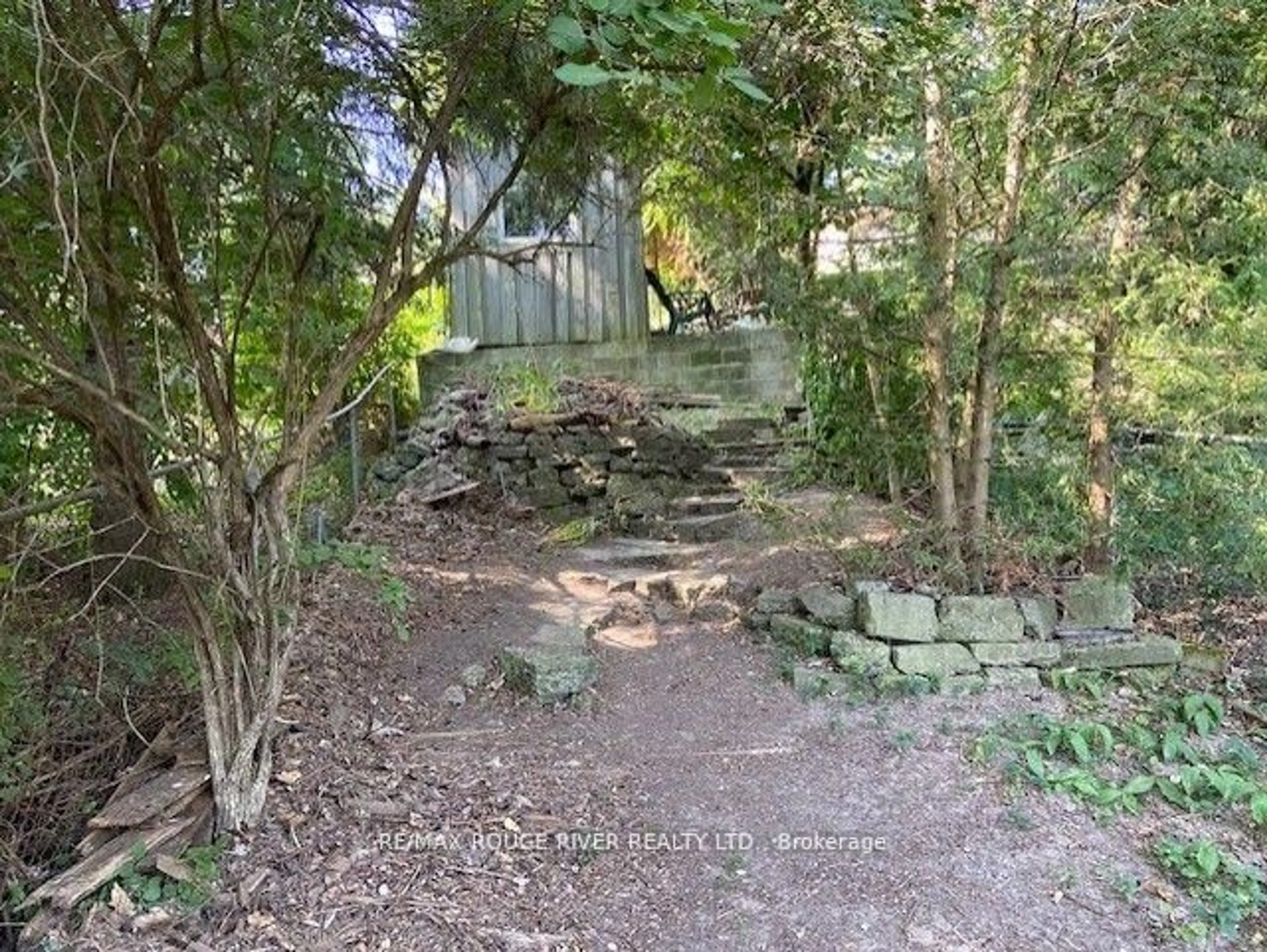 A pic from outside/outdoor area/front of a property/back of a property/a pic from drone, street for 23 Westlake Cres, Toronto Ontario M4C 2X3