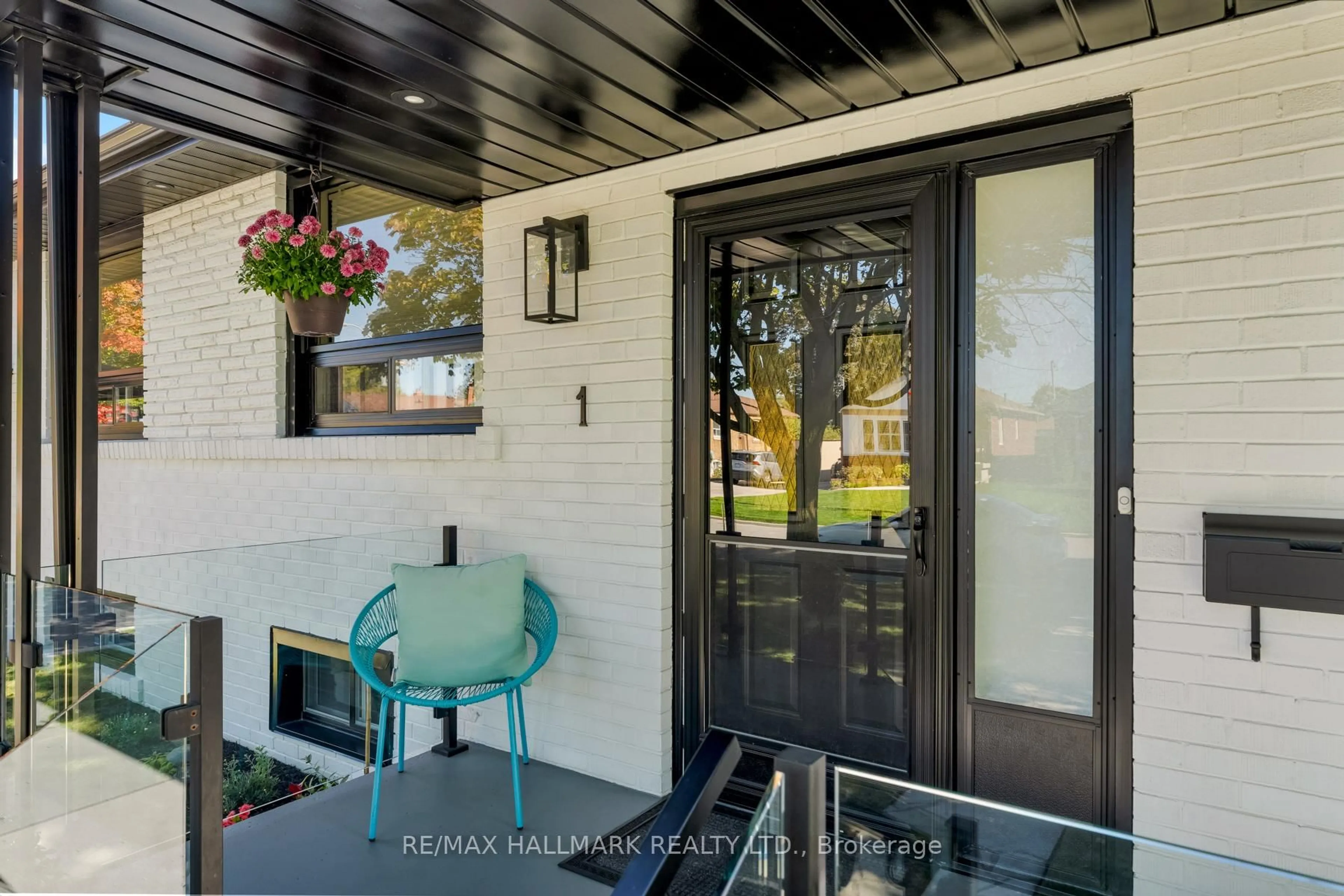 Indoor entryway for 1 Arnham Rd, Toronto Ontario M1R 2E5