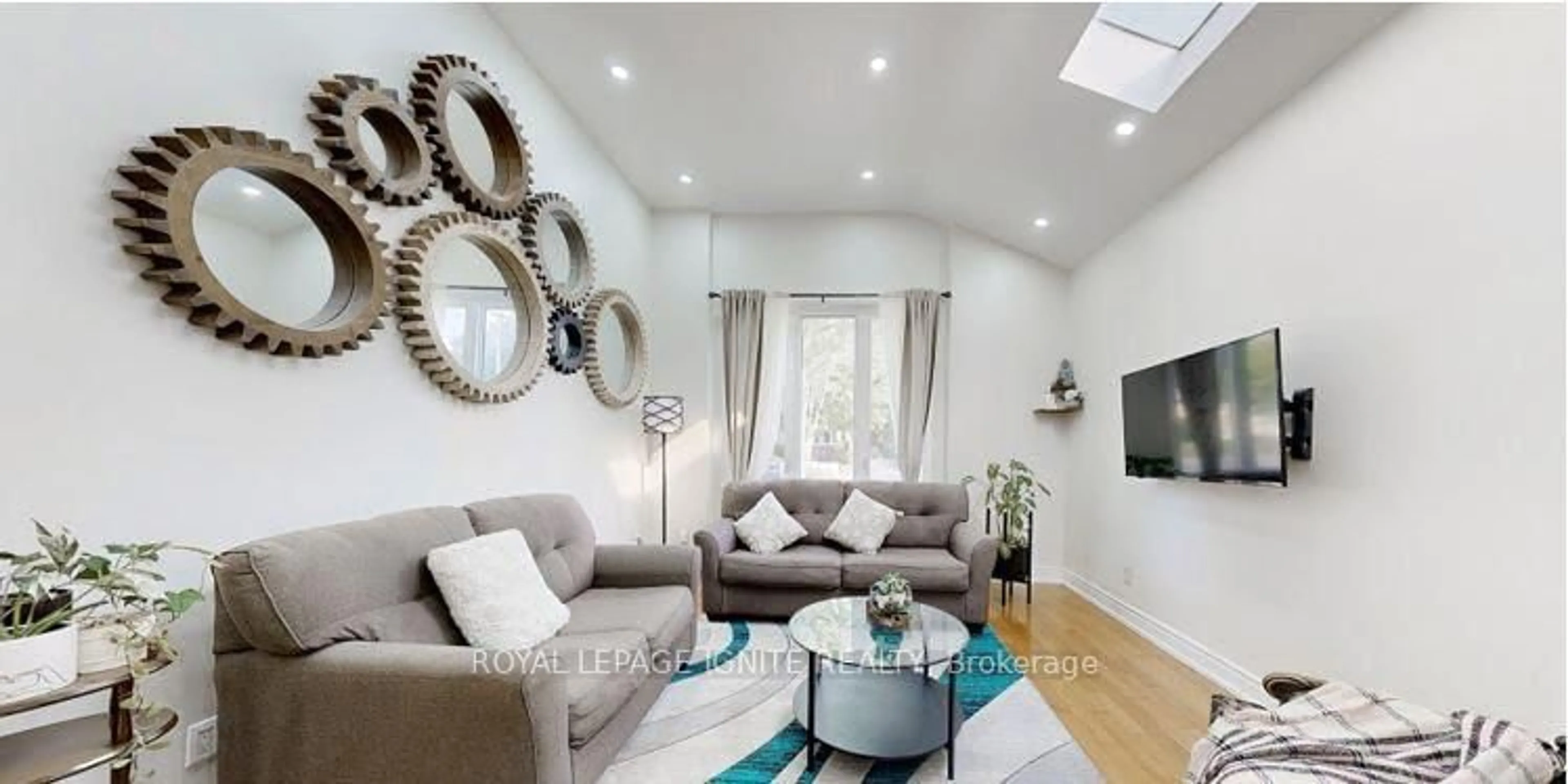 Living room with furniture, wood/laminate floor for 140 Benleigh Dr, Toronto Ontario M1H 1K3