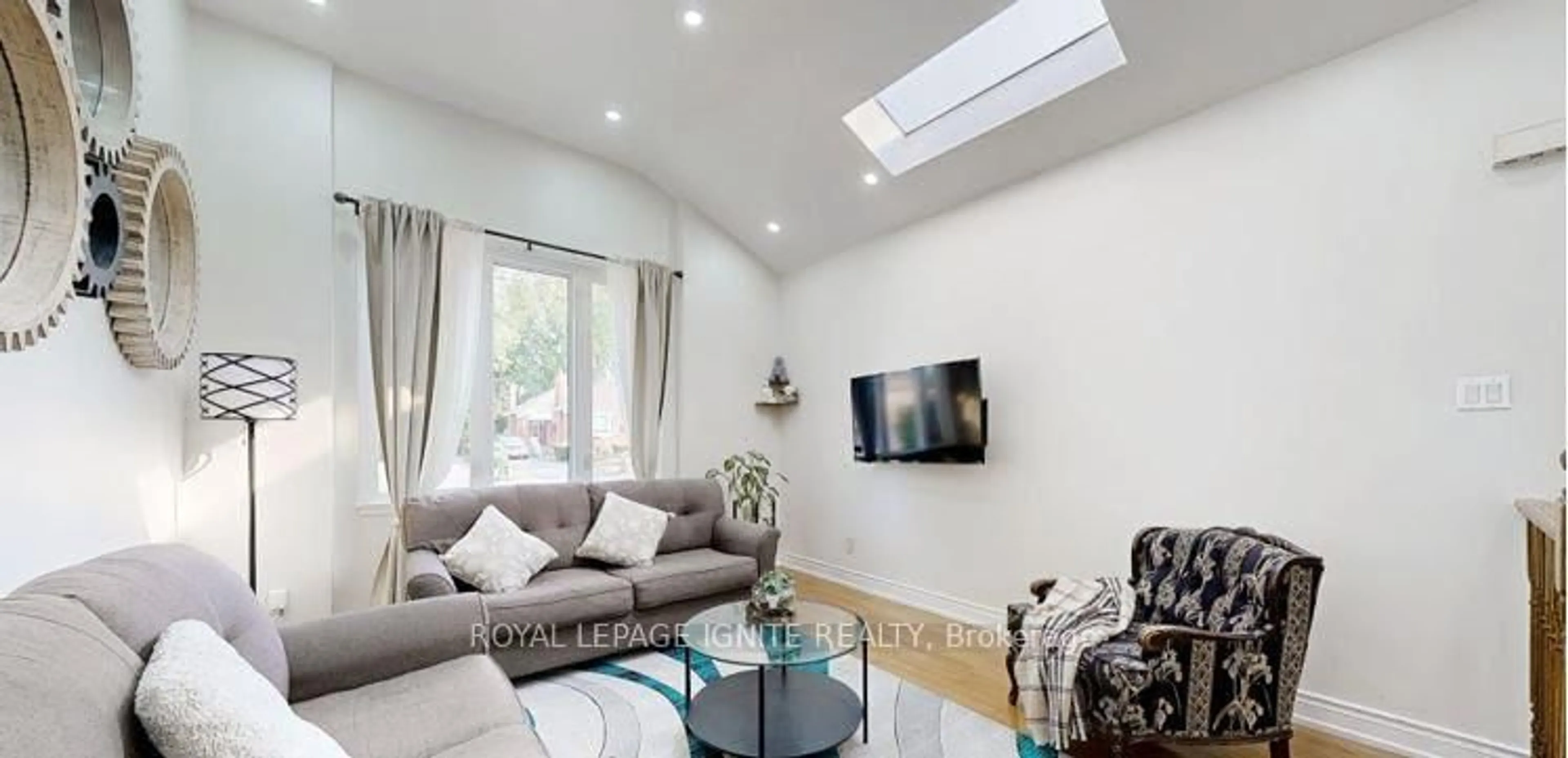 Living room with furniture, wood/laminate floor for 140 Benleigh Dr, Toronto Ontario M1H 1K3