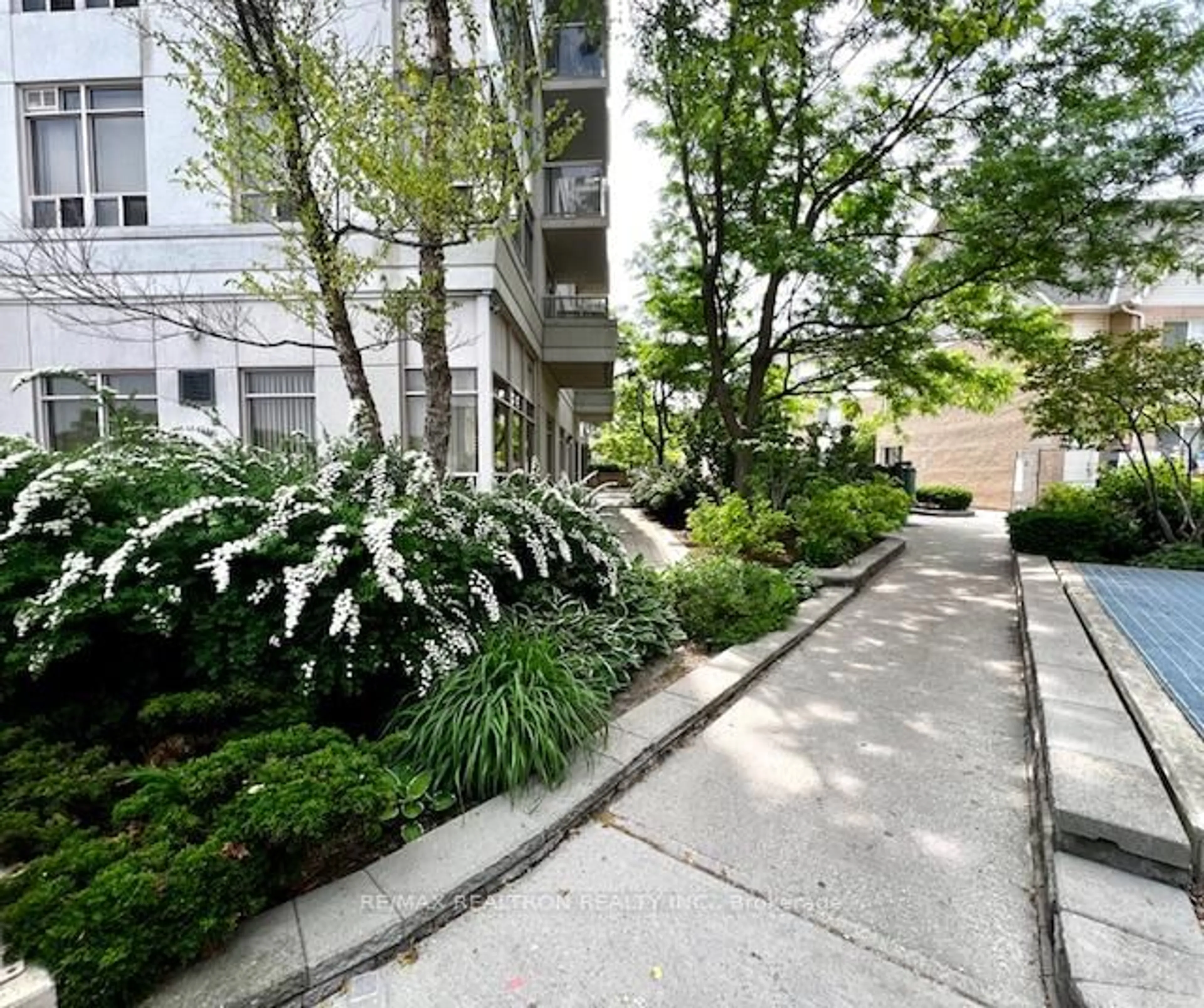 Patio, street for 3650 Kingston Rd #726, Toronto Ontario M1M 3X9