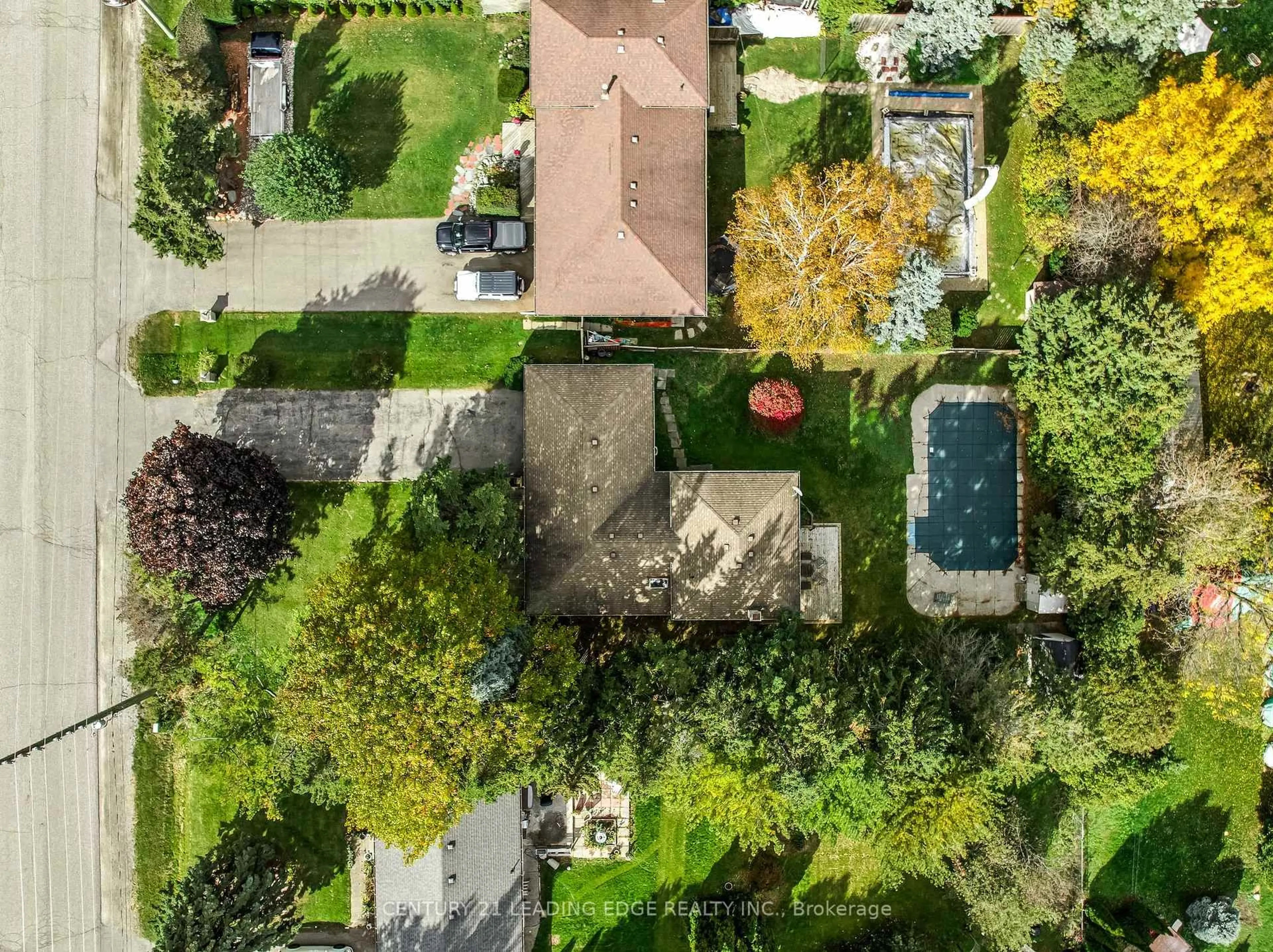A pic from outside/outdoor area/front of a property/back of a property/a pic from drone, street for 63 Lakeridge Rd, Whitby Ontario L1P 1K6