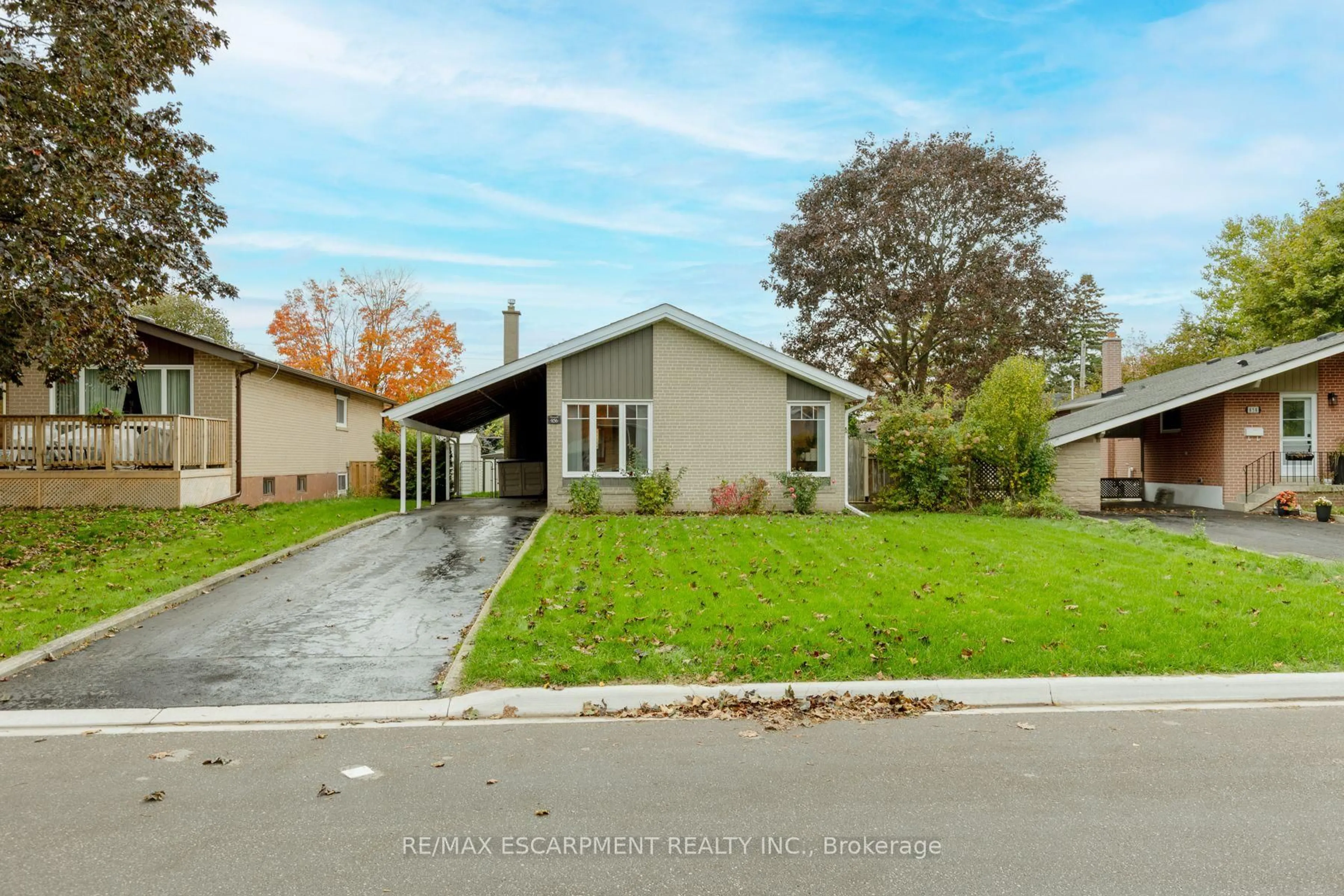 A pic from outside/outdoor area/front of a property/back of a property/a pic from drone, street for 856 Chapleau Dr, Pickering Ontario L1W 1P4