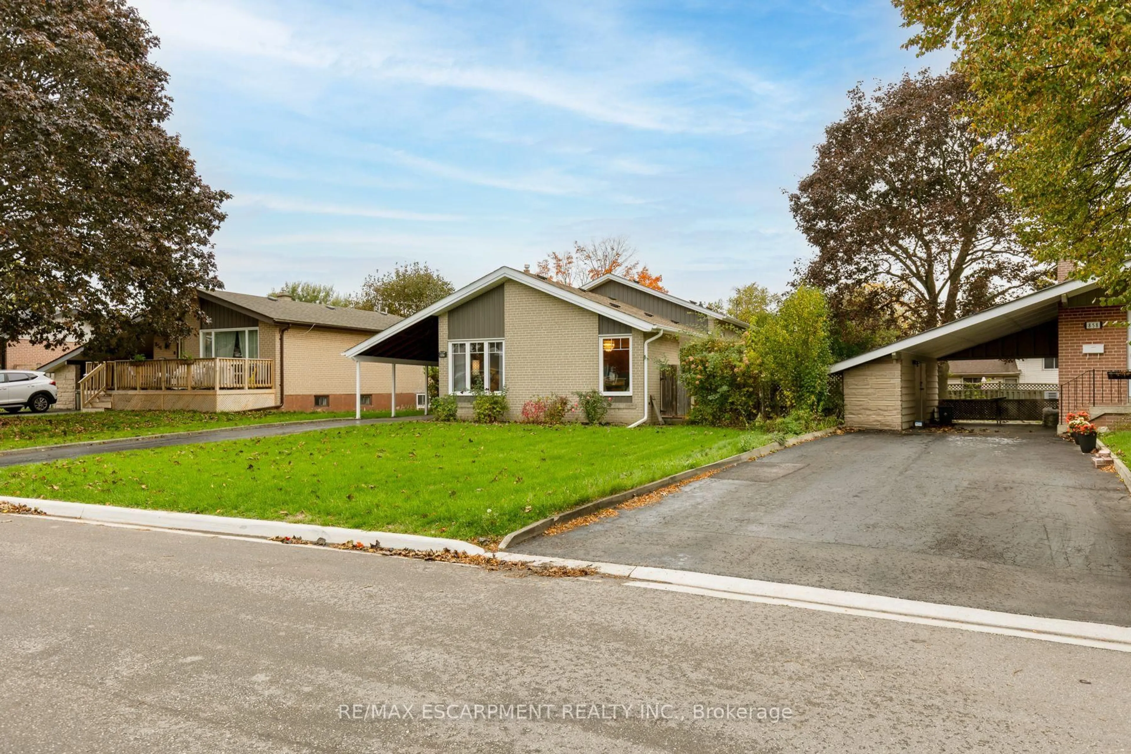 A pic from outside/outdoor area/front of a property/back of a property/a pic from drone, street for 856 Chapleau Dr, Pickering Ontario L1W 1P4