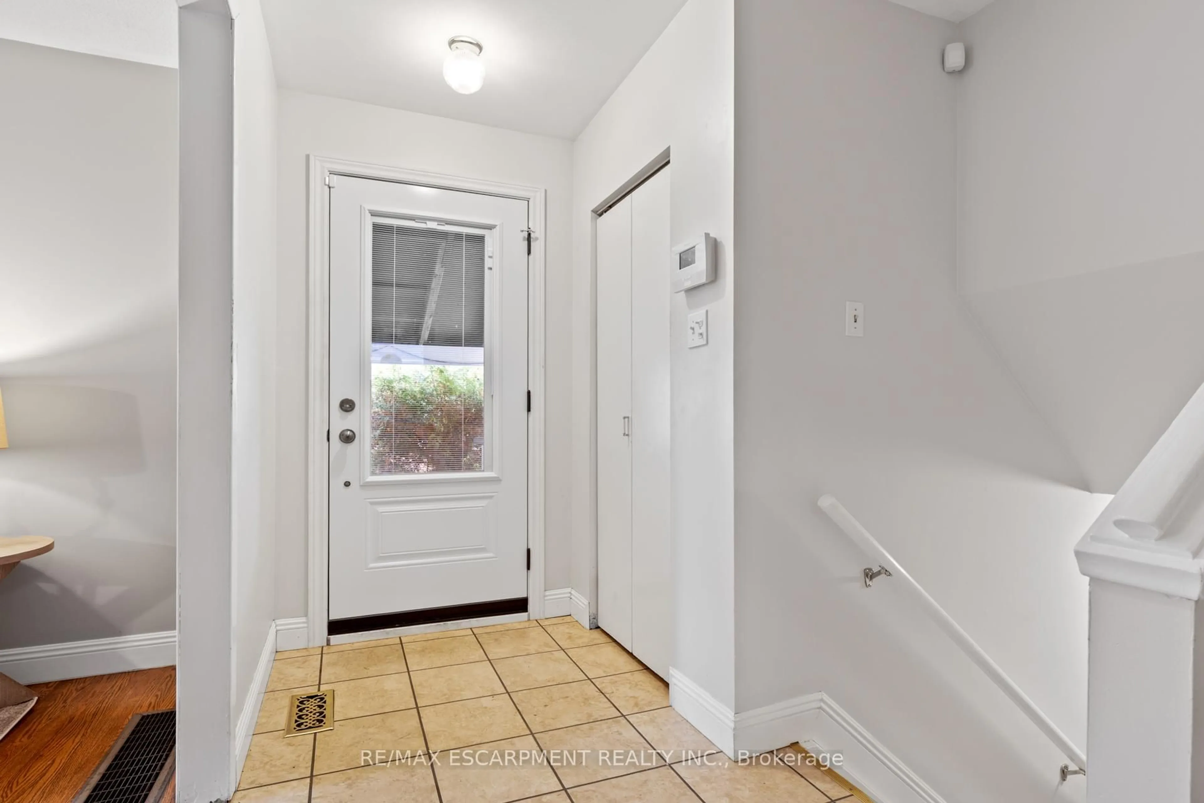 Indoor entryway for 856 Chapleau Dr, Pickering Ontario L1W 1P4