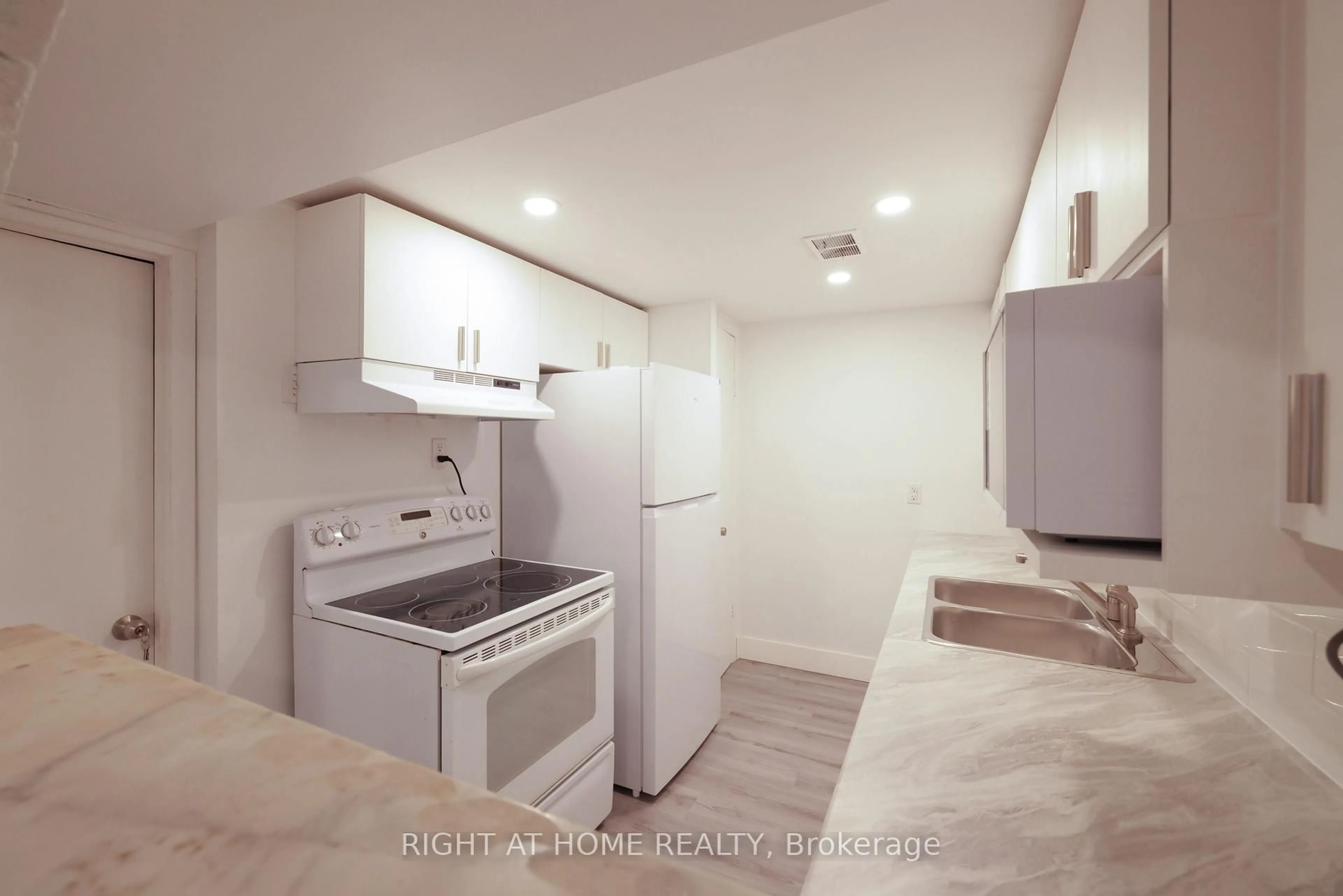 Standard kitchen, unknown for 72 Claymore Cres, Oshawa Ontario L1G 6G2