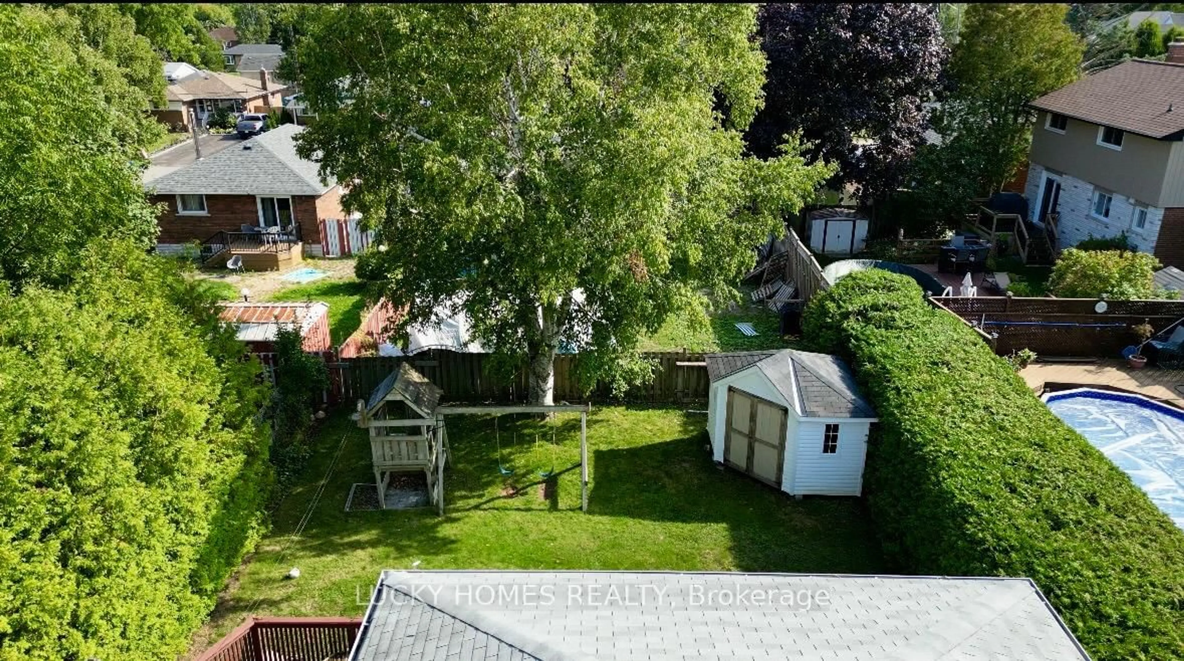 A pic from outside/outdoor area/front of a property/back of a property/a pic from drone, street for 33 Vanstone Crt, Clarington Ontario L1C 3V6