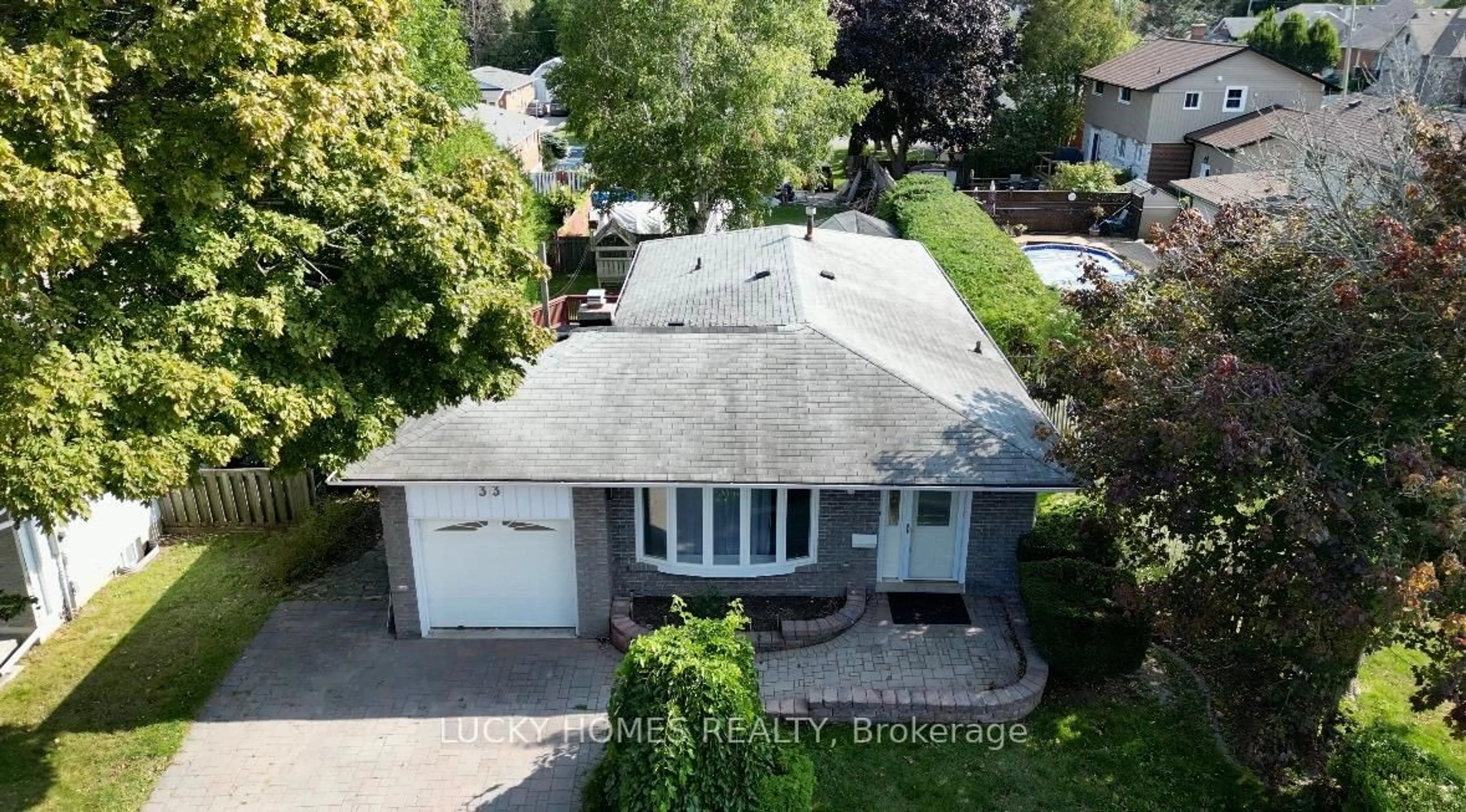 A pic from outside/outdoor area/front of a property/back of a property/a pic from drone, street for 33 Vanstone Crt, Clarington Ontario L1C 3V6
