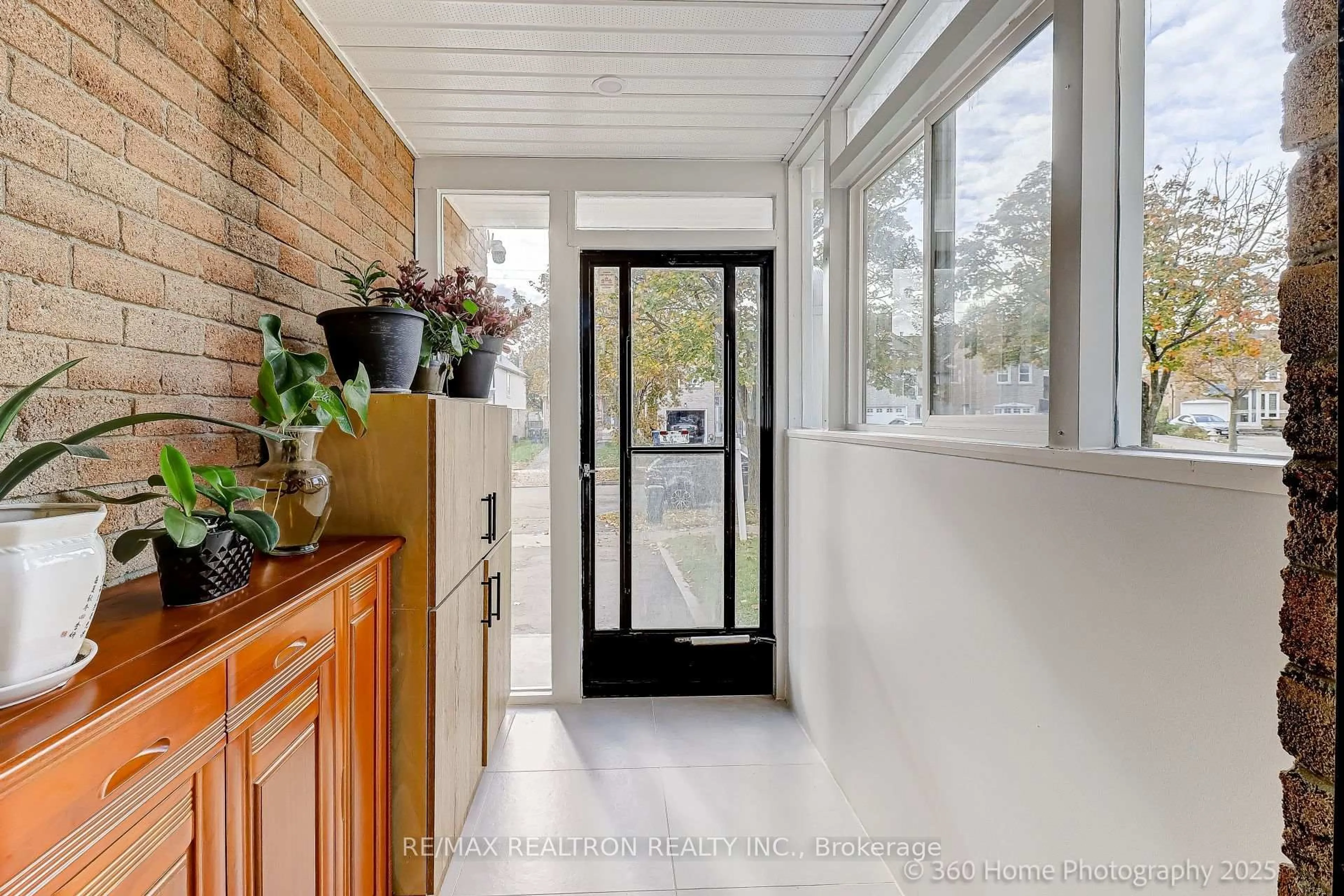 Indoor entryway for 51 Campania Cres, Toronto Ontario M1V 2E8