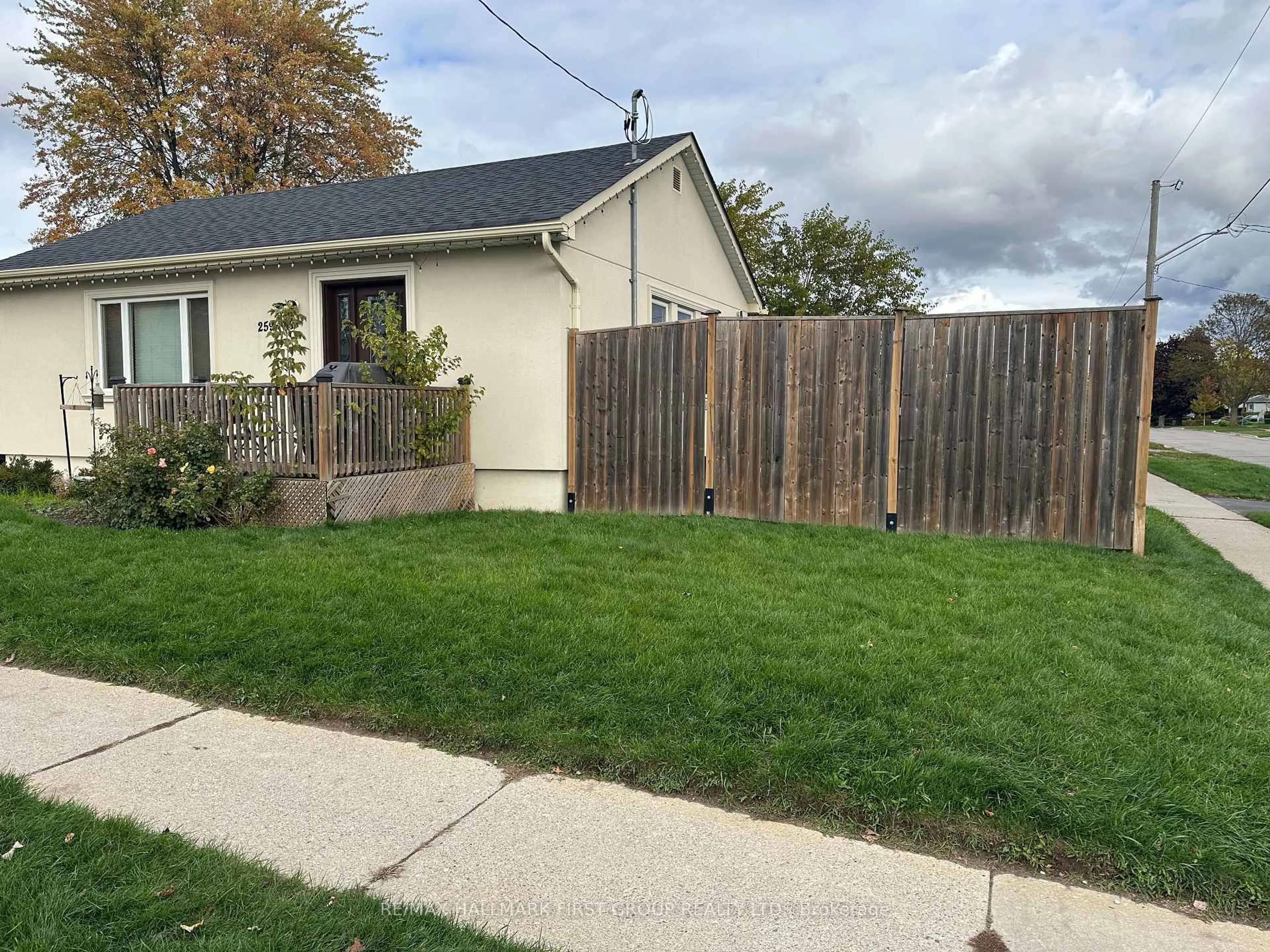 A pic from outside/outdoor area/front of a property/back of a property/a pic from drone, street for 259 Stevenson Rd, Oshawa Ontario L1J 5N1