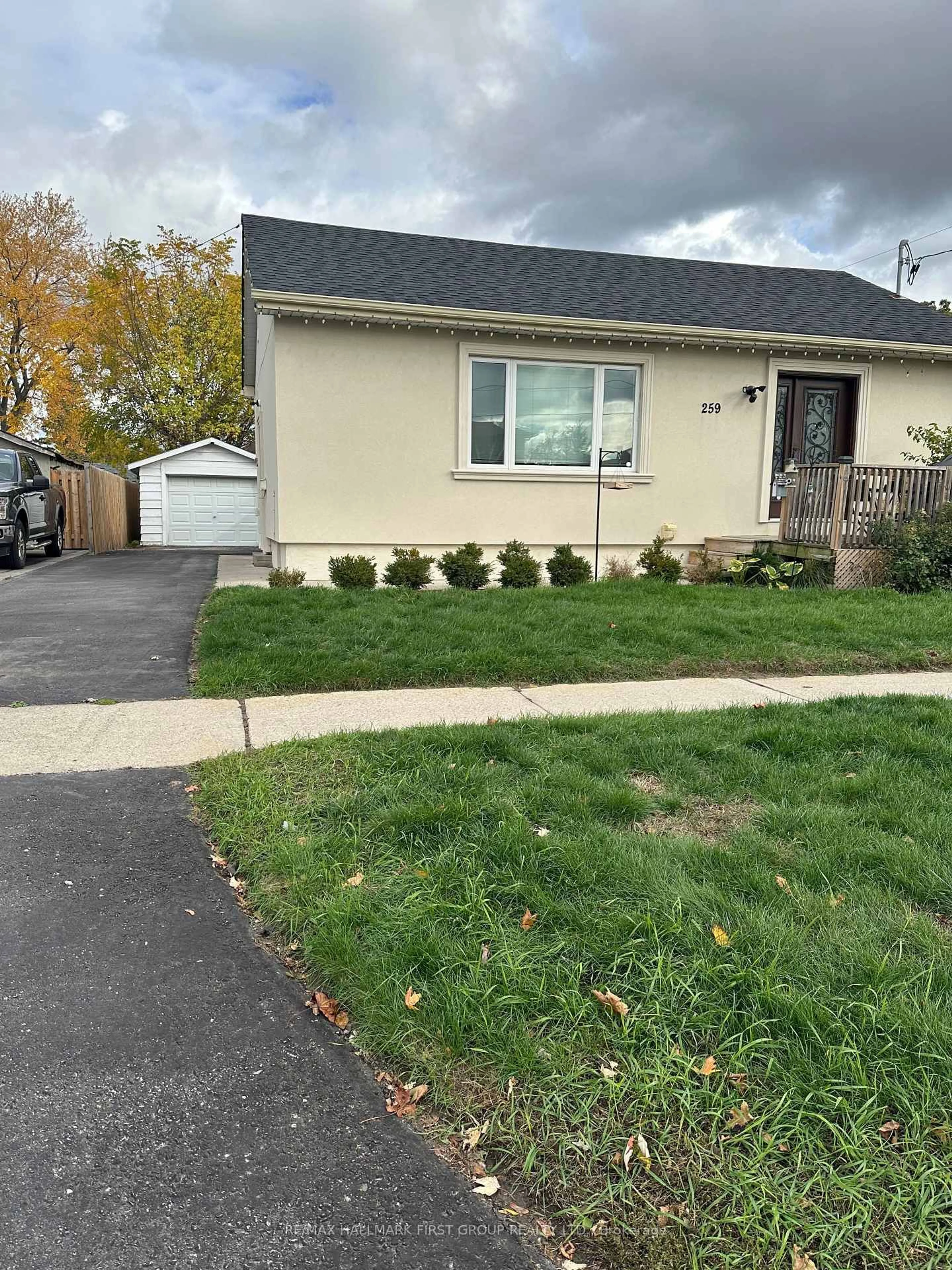 Home with vinyl exterior material, street for 259 Stevenson Rd, Oshawa Ontario L1J 5N1