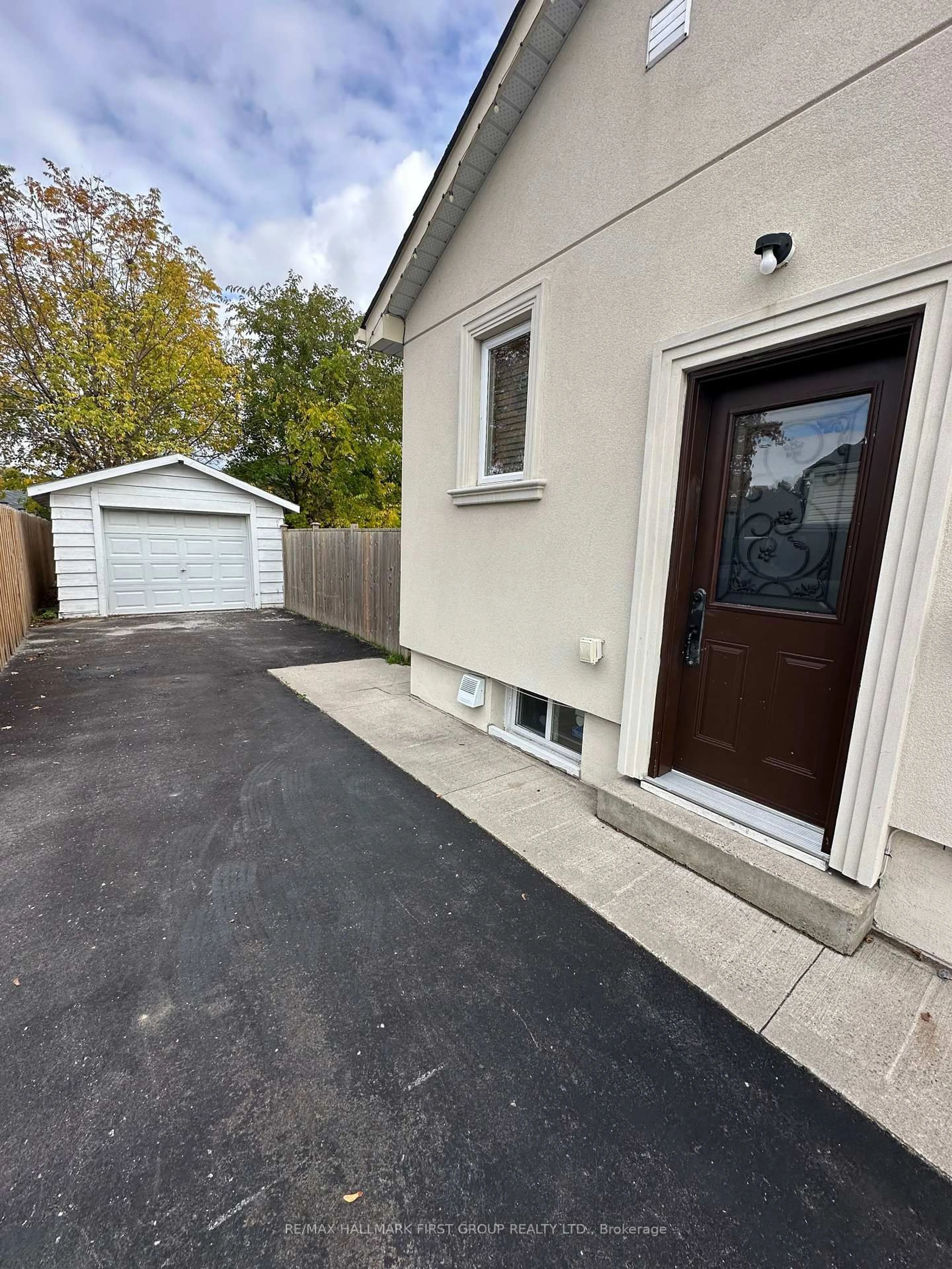 A pic from outside/outdoor area/front of a property/back of a property/a pic from drone, street for 259 Stevenson Rd, Oshawa Ontario L1J 5N1