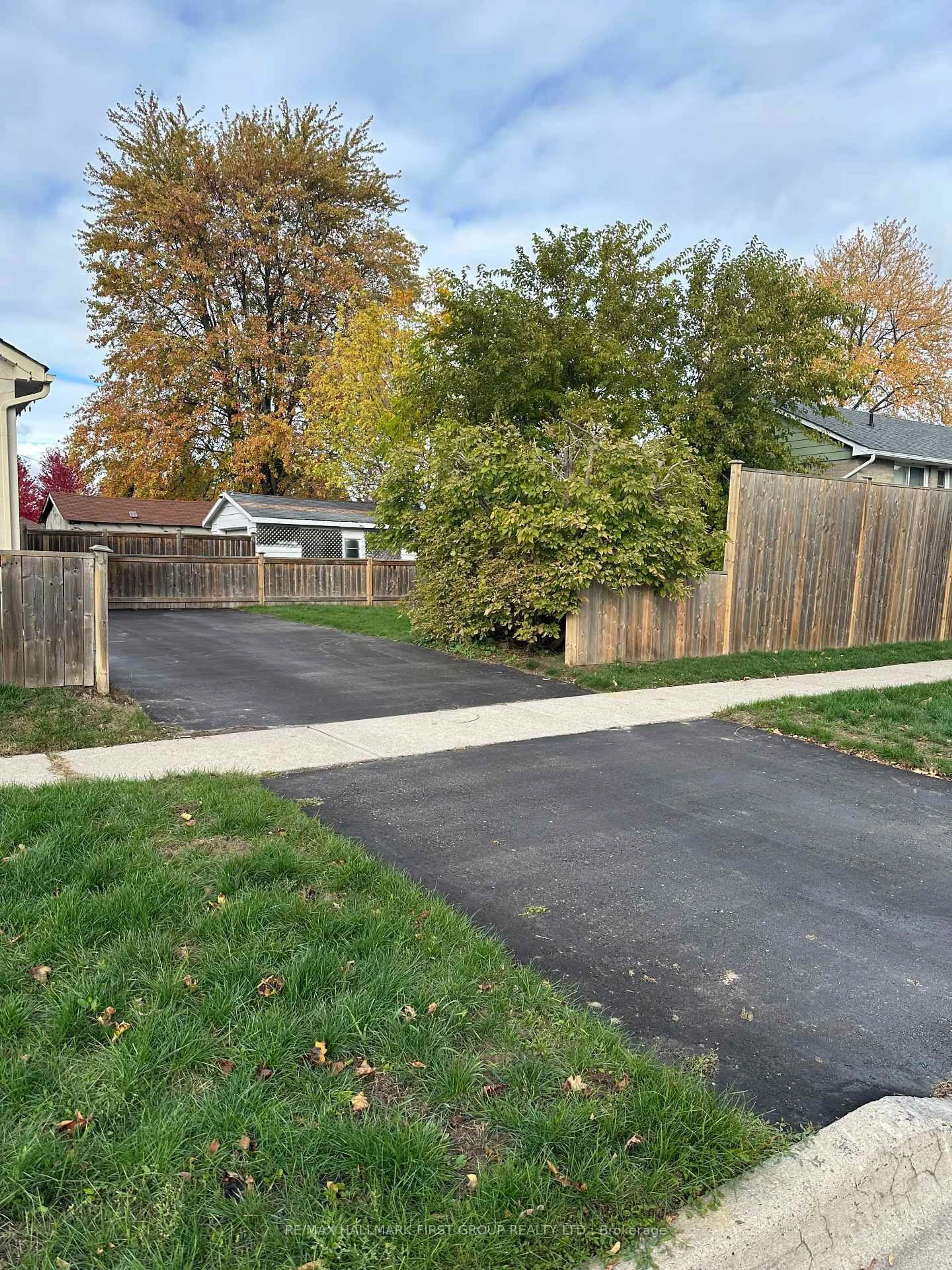 A pic from outside/outdoor area/front of a property/back of a property/a pic from drone, street for 259 Stevenson Rd, Oshawa Ontario L1J 5N1