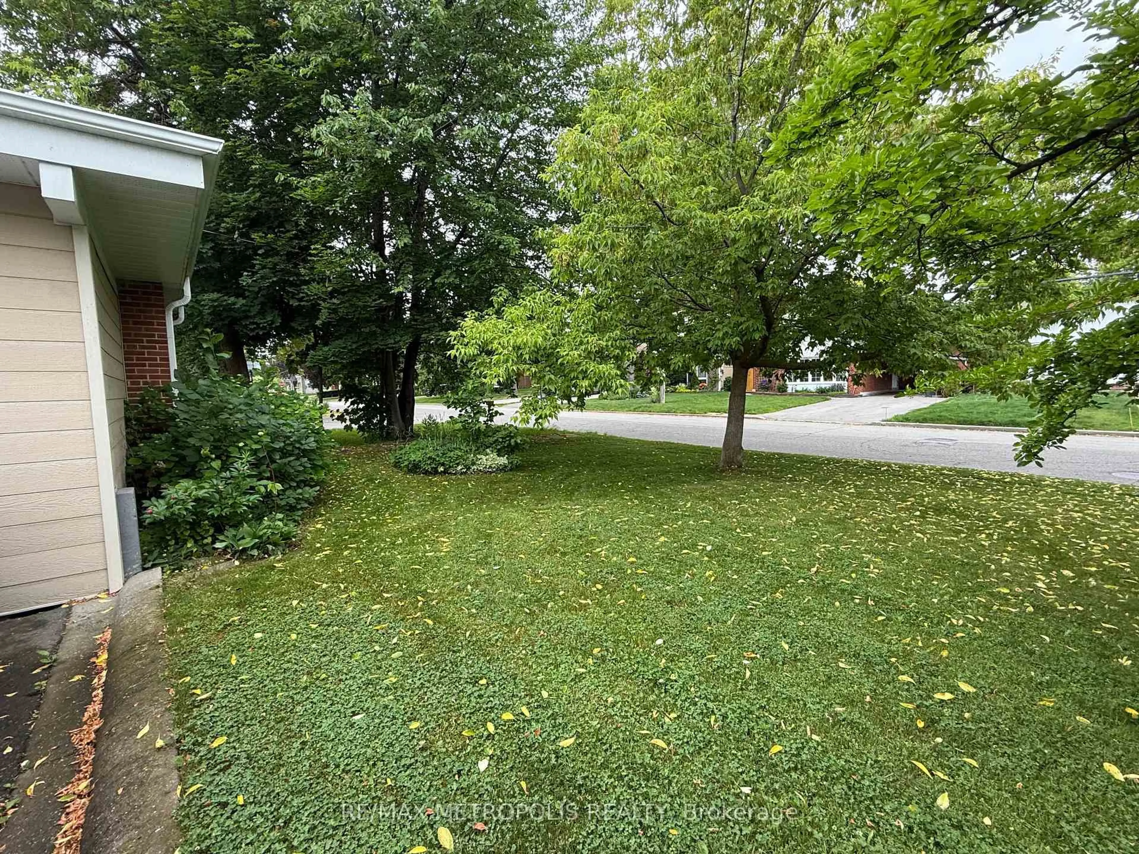 A pic from outside/outdoor area/front of a property/back of a property/a pic from drone, street for 47 Haileybury Dr, Toronto Ontario M1K 4X7
